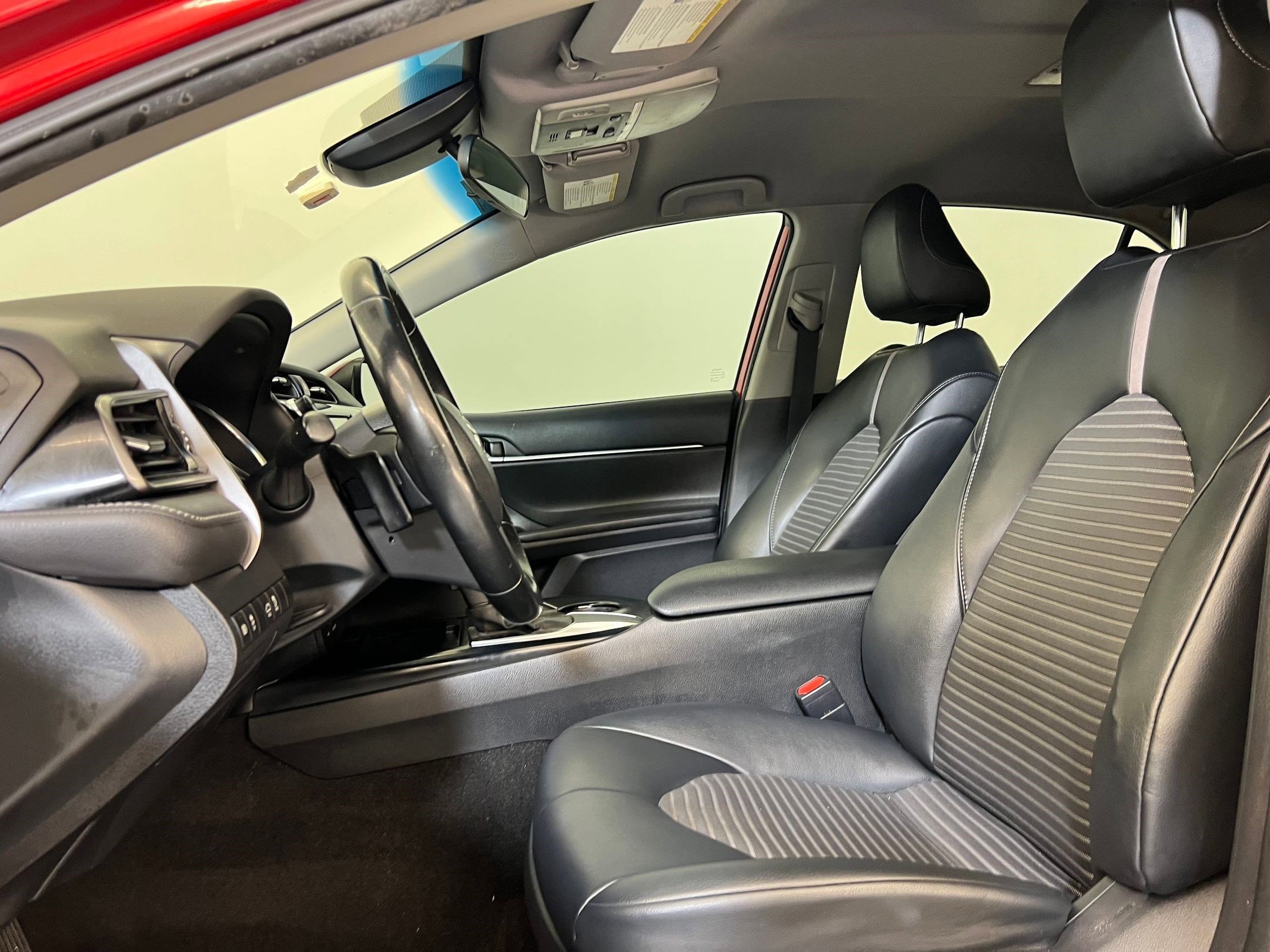 2020 Toyota Camry SE photo 4