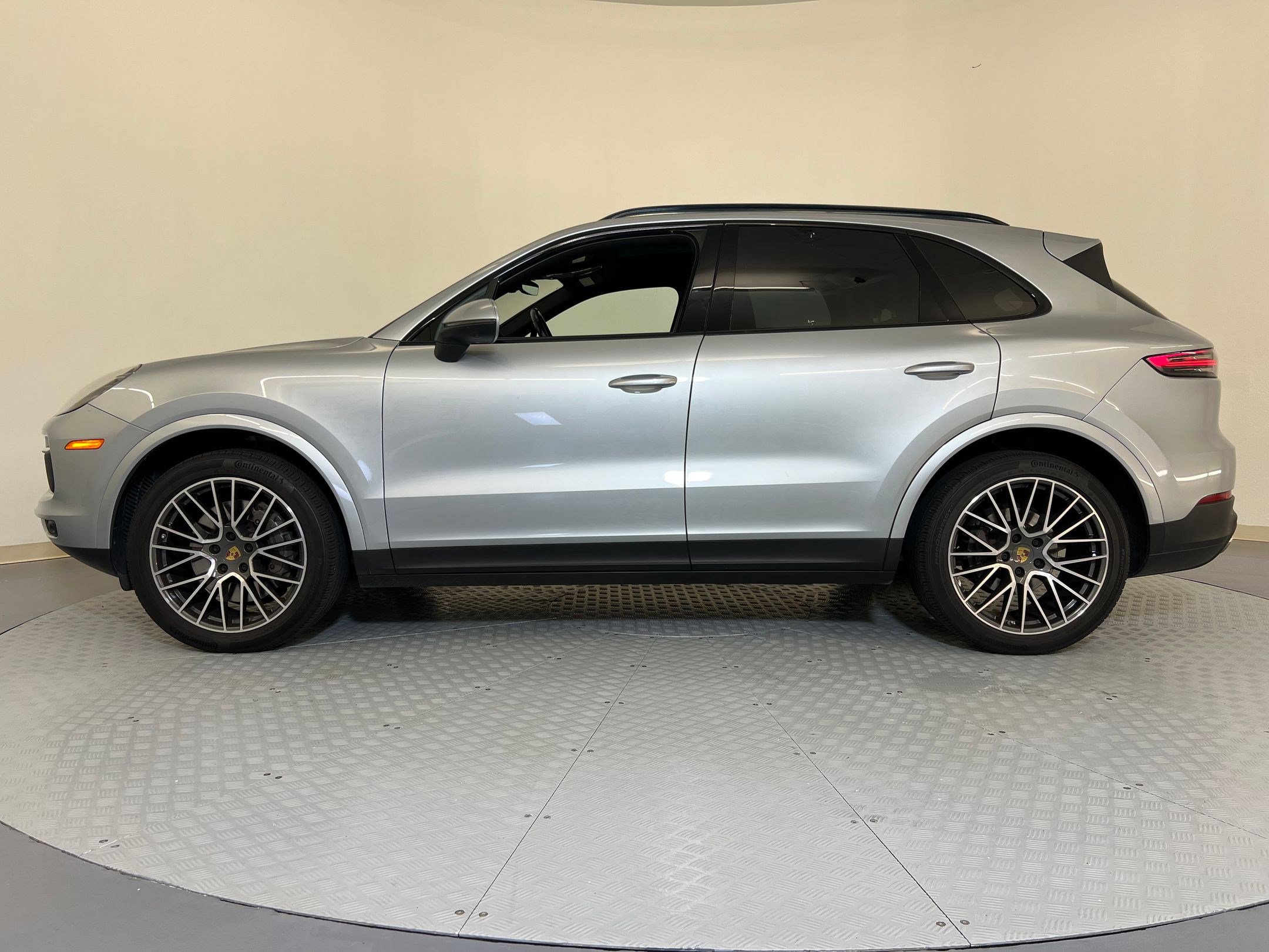 2021 Porsche Cayenne S photo 2