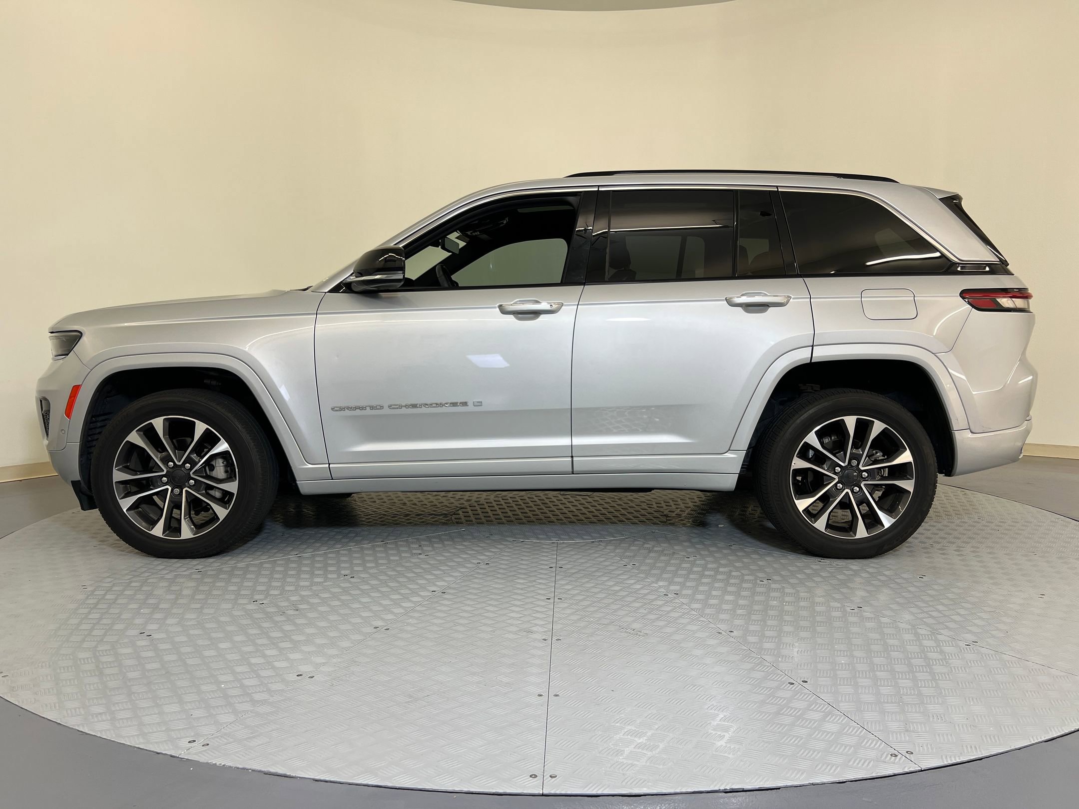 2022 Jeep Grand Cherokee Overland photo 2