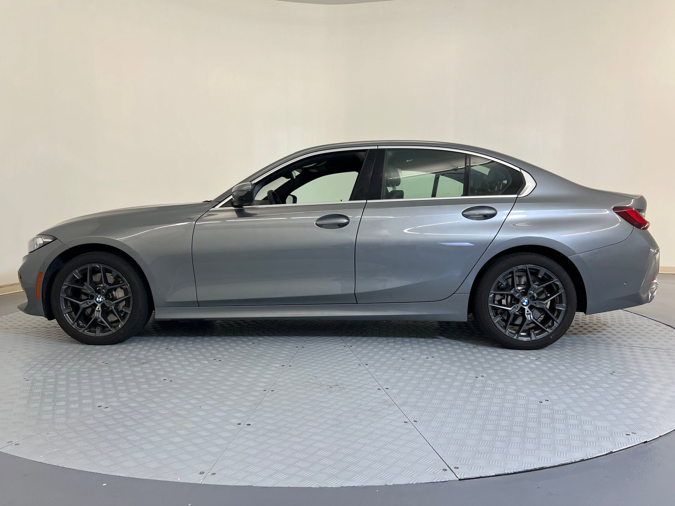 2025 Bmw 330i photo 2