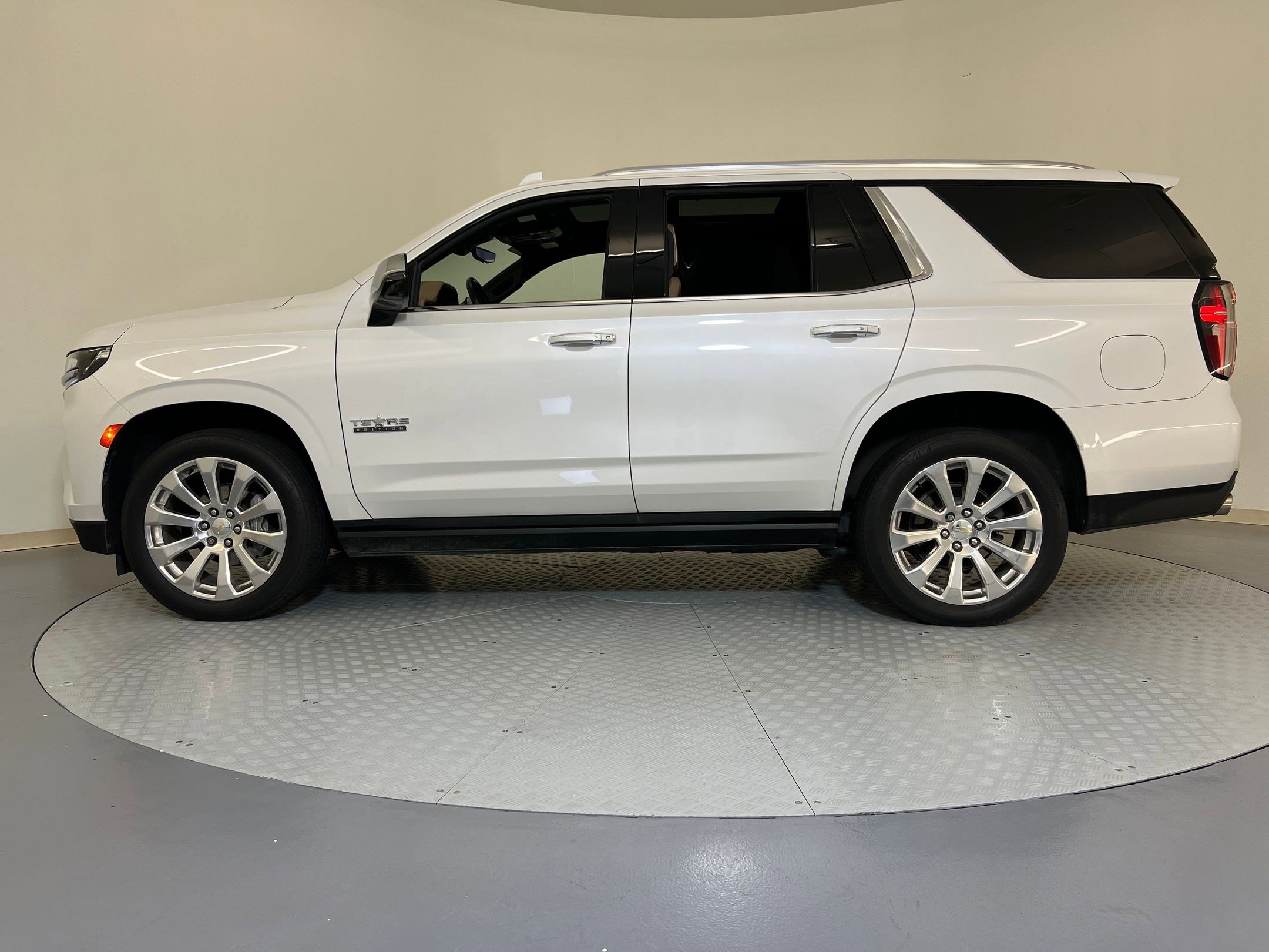 2021 Chevrolet Tahoe Premier photo 2