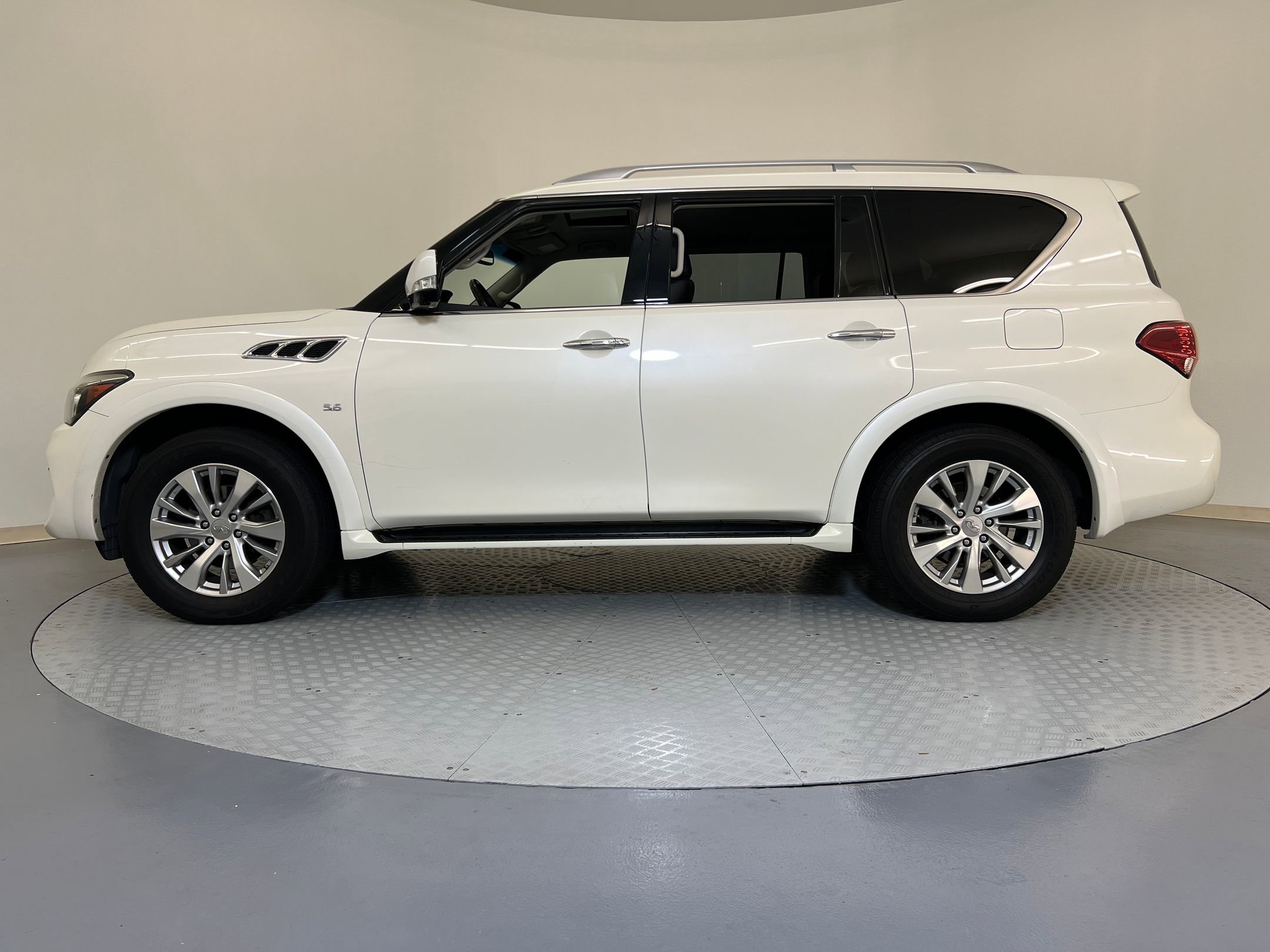 2017 Infiniti QX80 photo 2