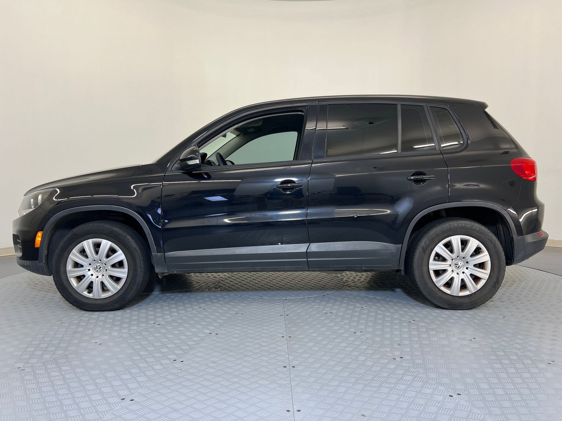 Used 2018 Volkswagen Tiguan Limited Base with VIN WVGAV7AX8JK005488 for sale in Katy, TX