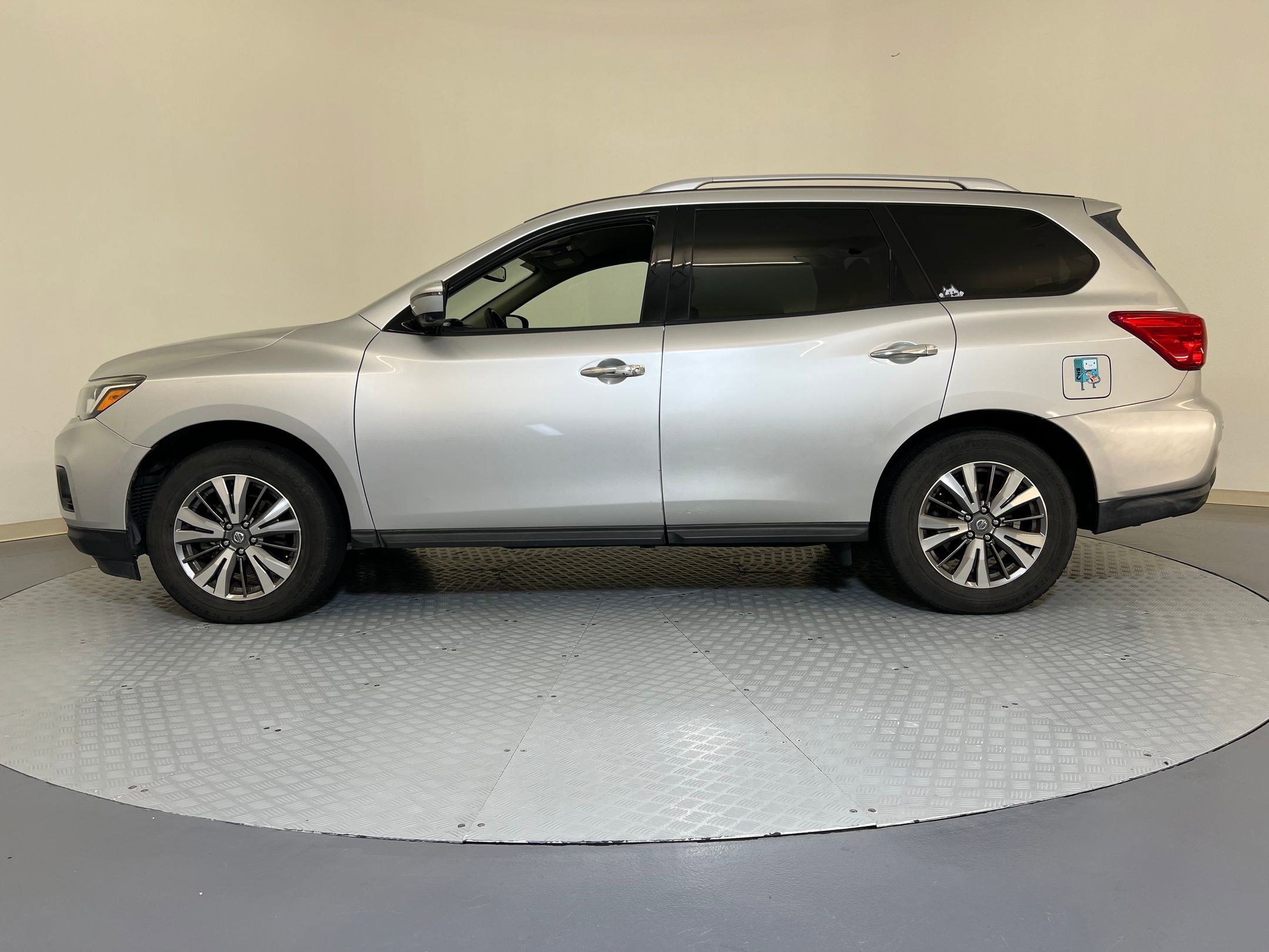 2020 Nissan Pathfinder SL photo 2