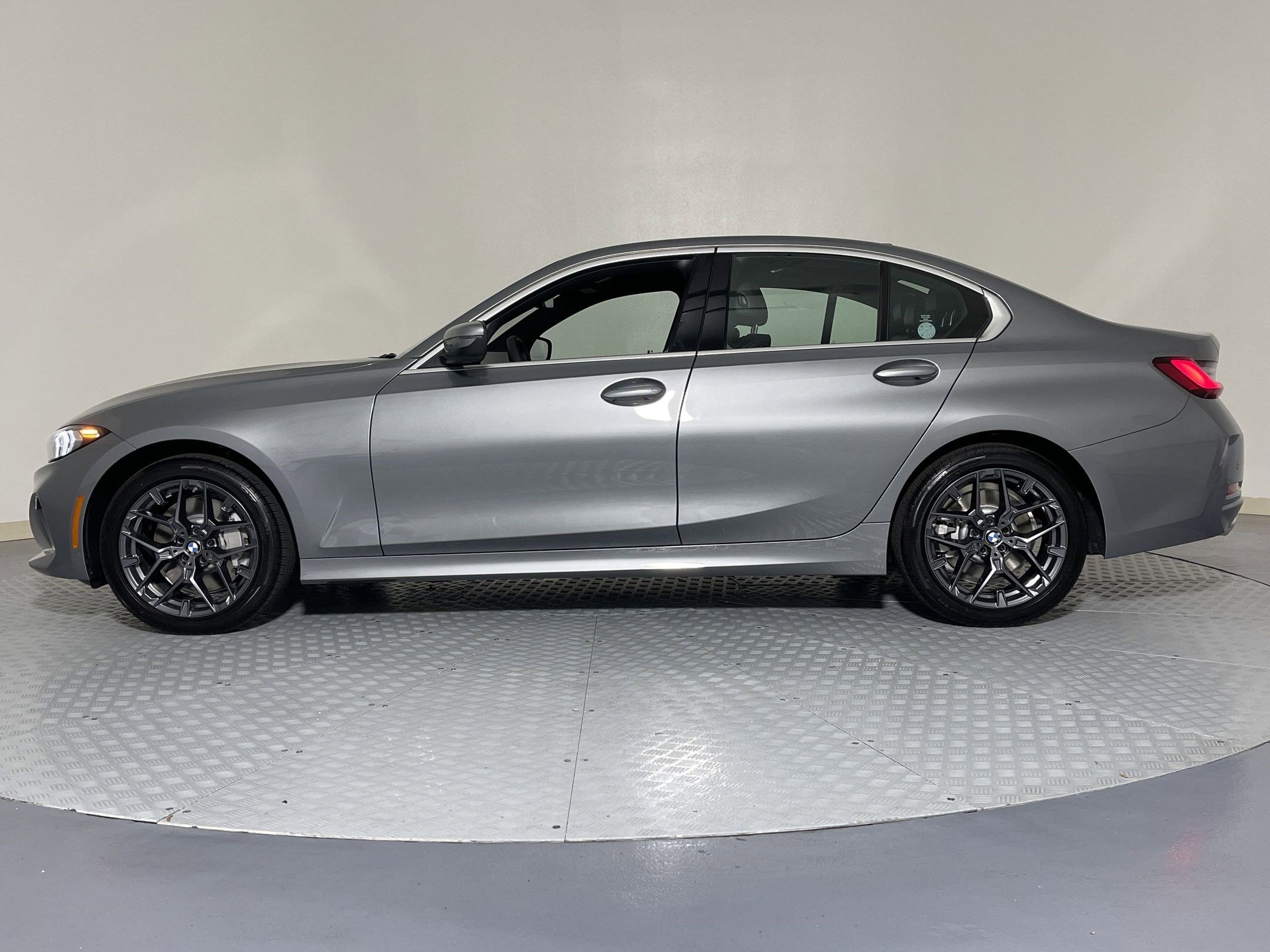 2025 Bmw 330i xDrive photo 2