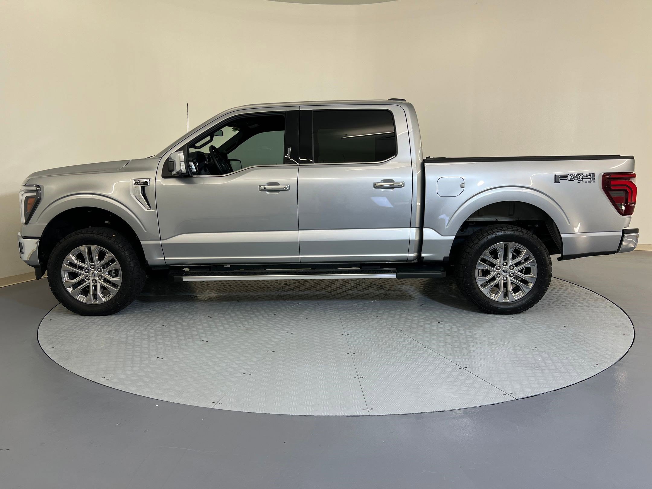 2024 Ford F-150 Lariat photo 2