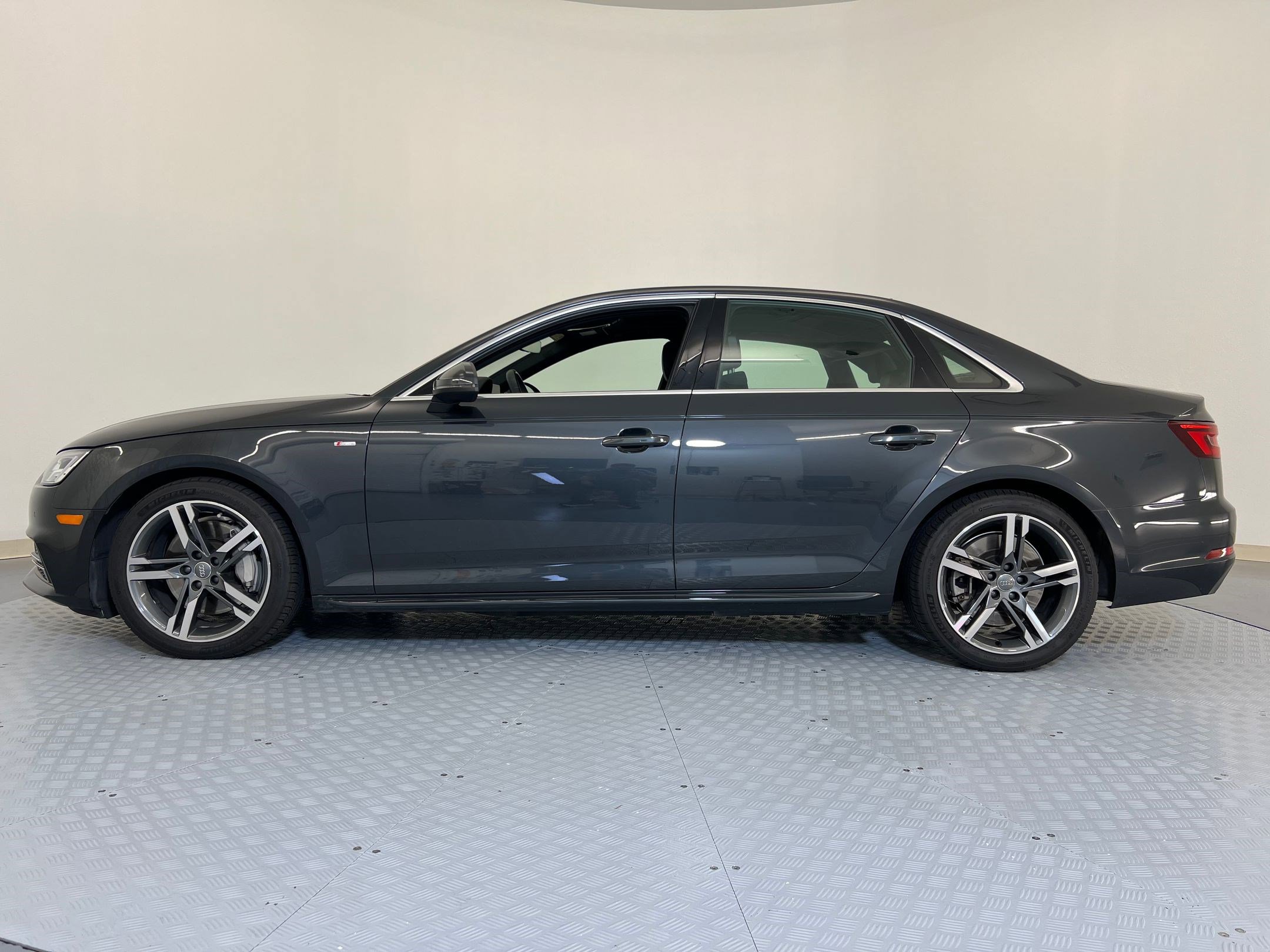 2018 Audi A4 2.0T Premium photo 2