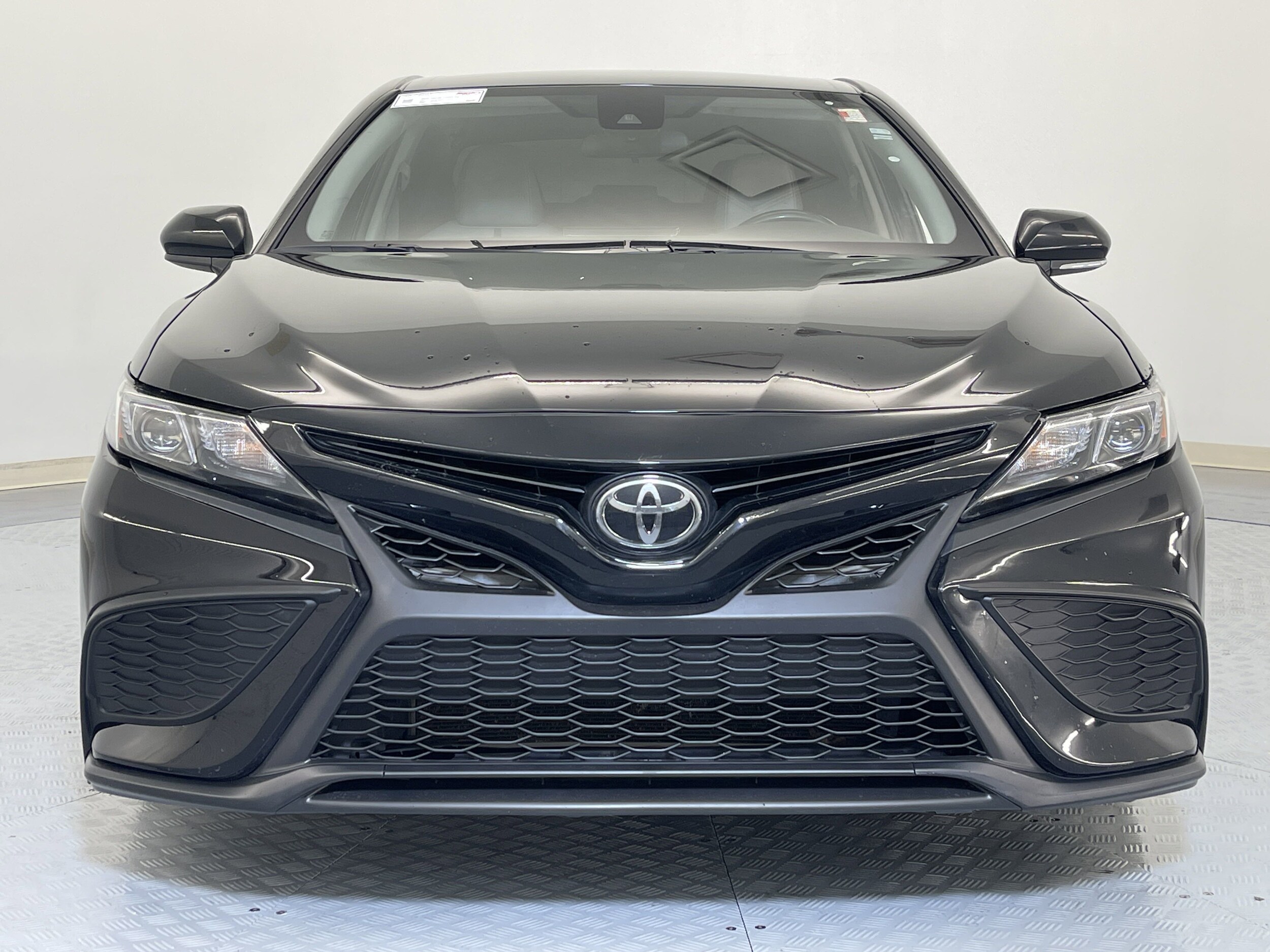 2022 Toyota Camry SE photo 2