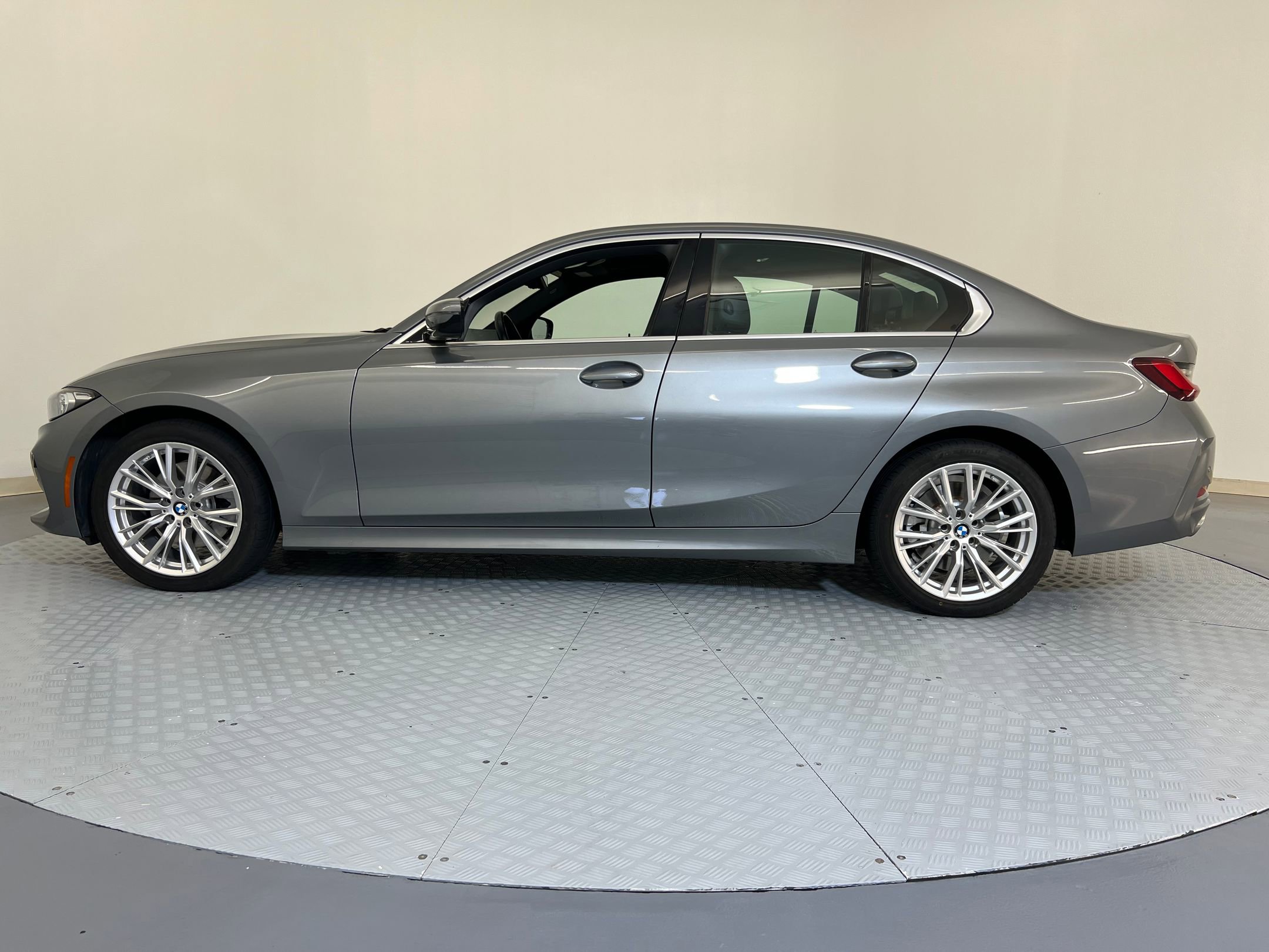2024 Bmw 330i photo 2