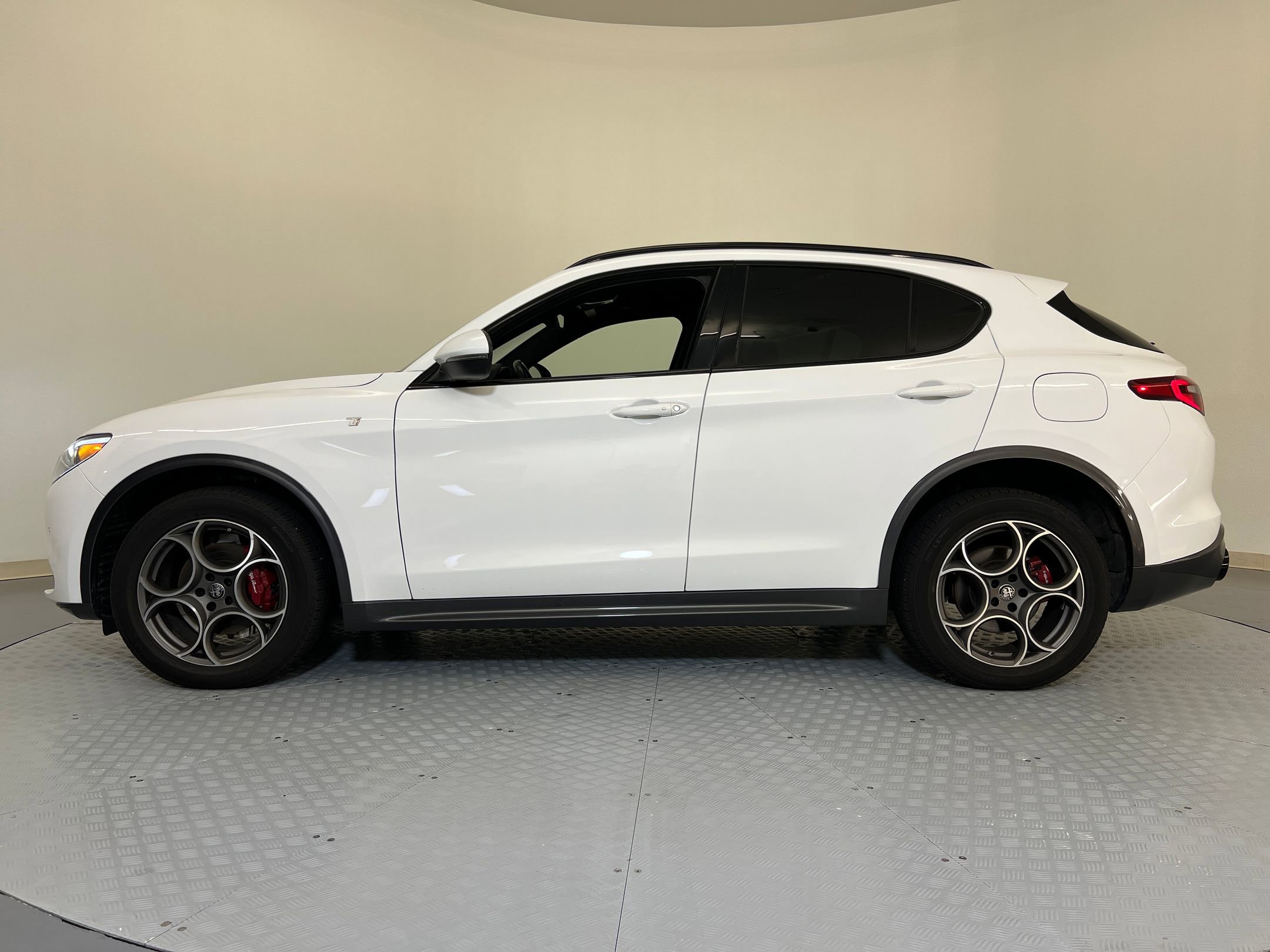 2022 Alfa Romeo Stelvio Ti photo 2