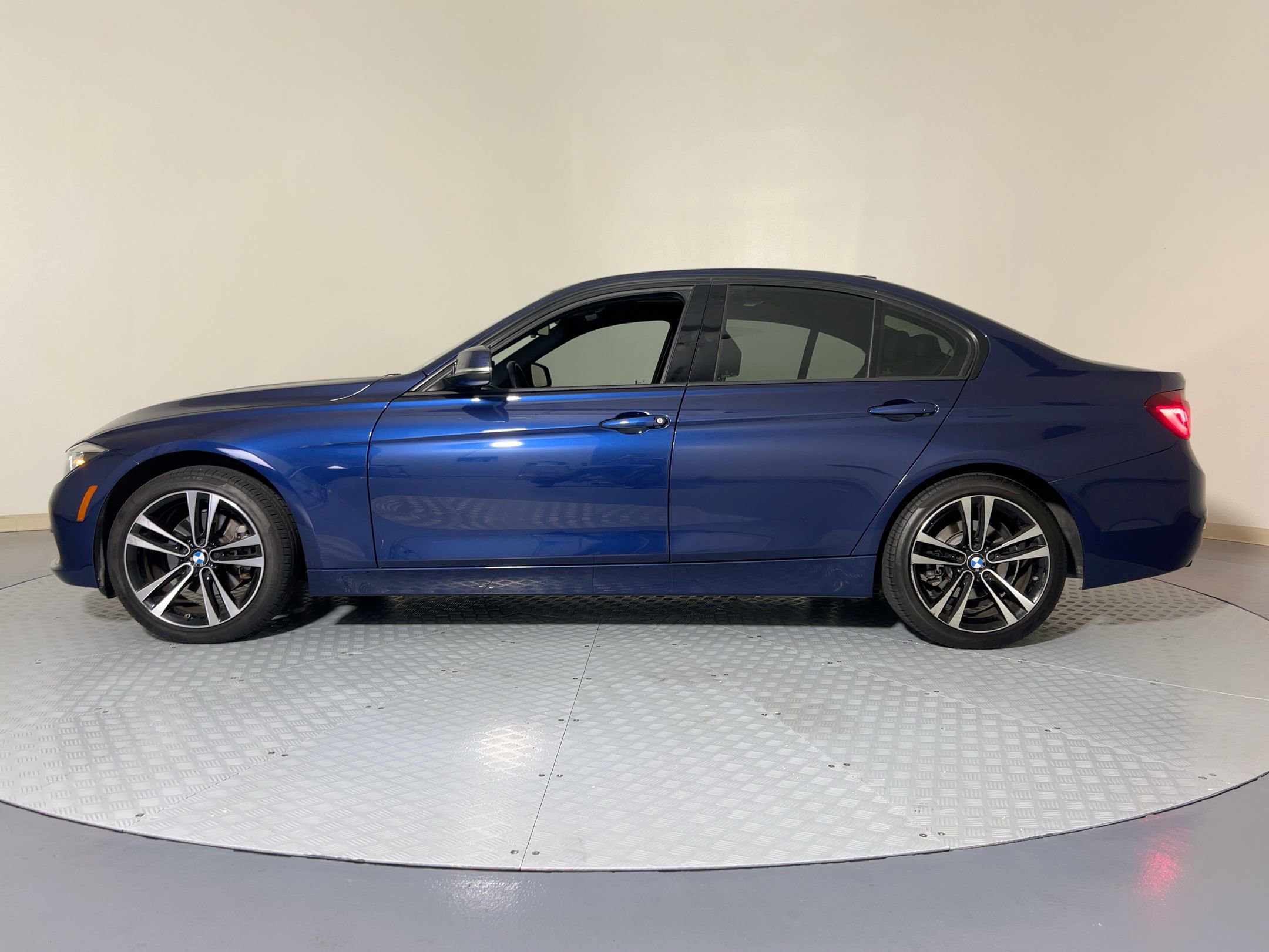 2018 Bmw 330i Sedan photo 2