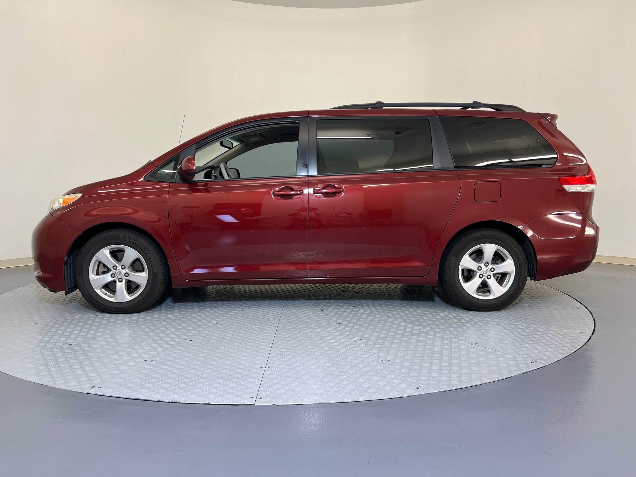 2013 Toyota Sienna LE photo 2