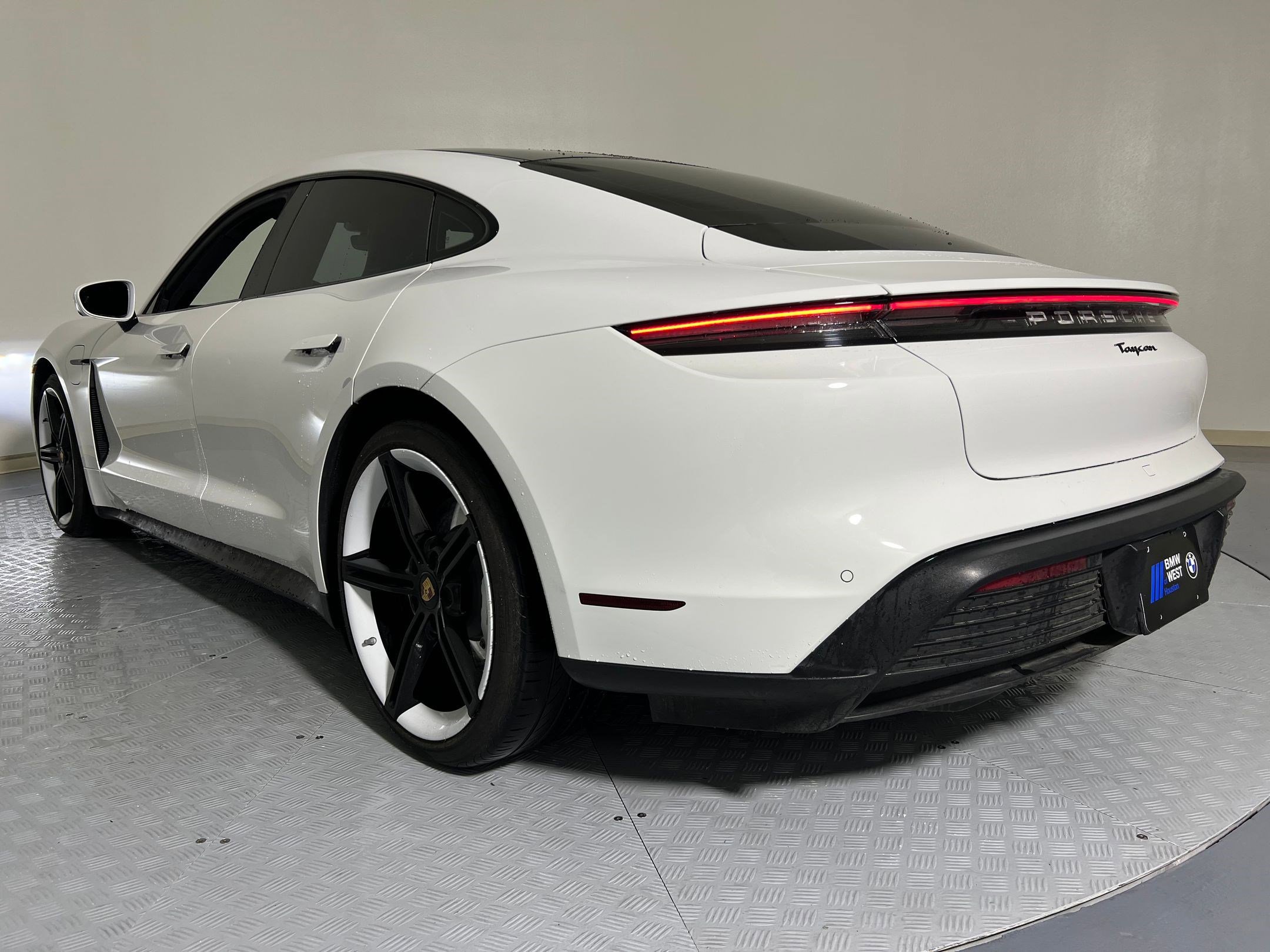 2022 Porsche Taycan photo 3