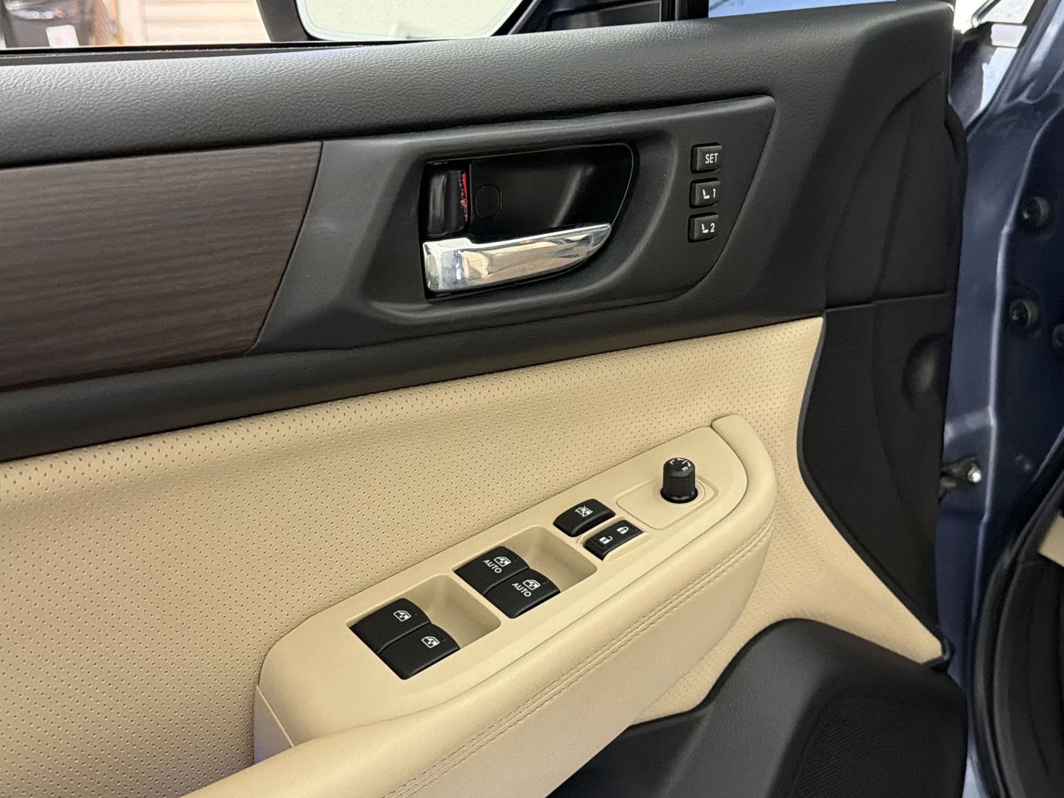 Legacy 2.5i Limited W/Moonroof/Keyless Access/Nav Sedan