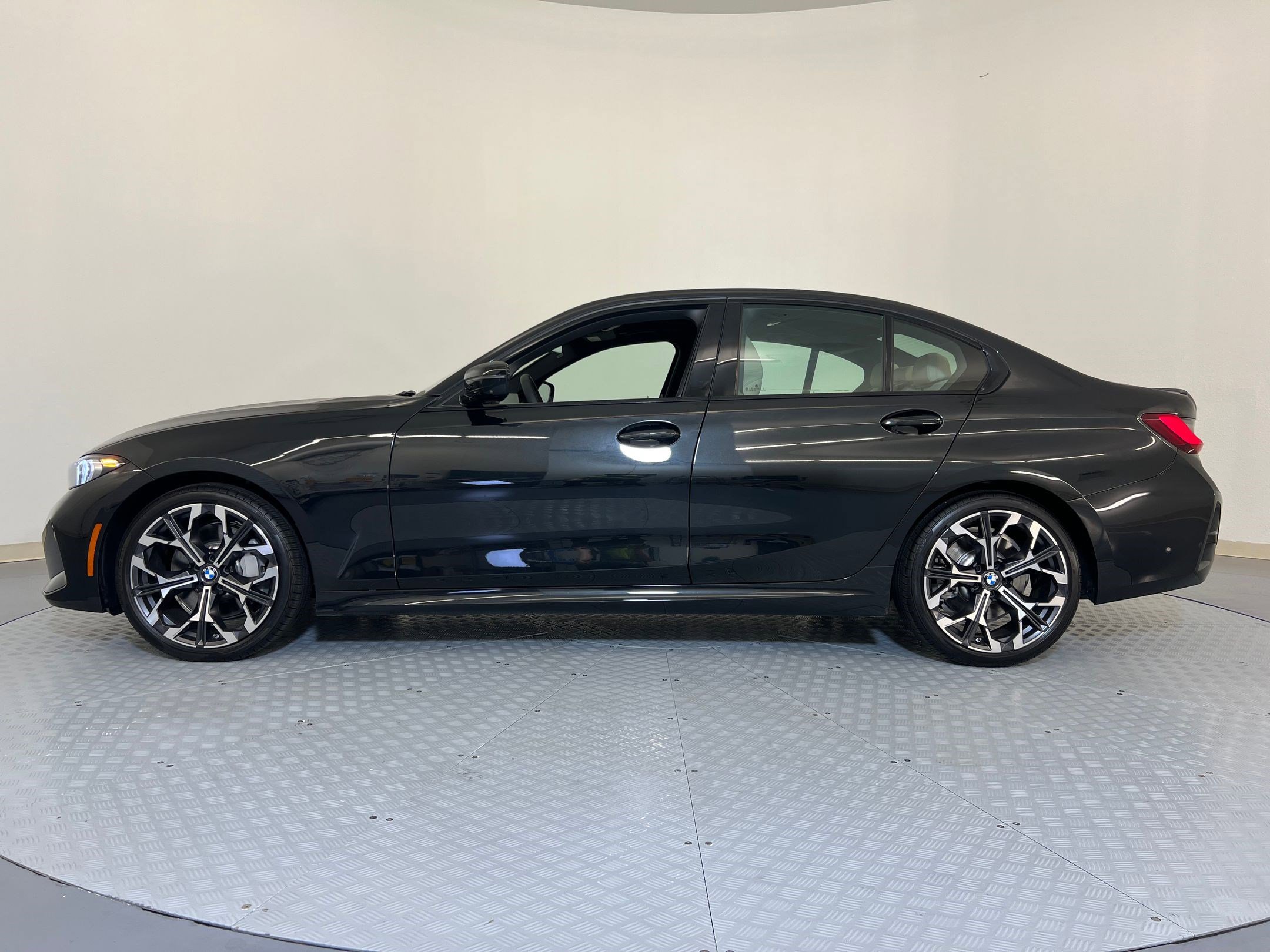 2025 Bmw 330i xDrive Sedan photo 2