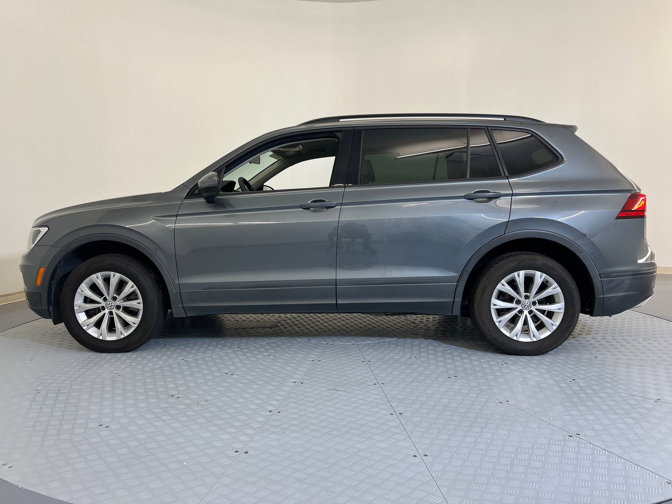 2020 Volkswagen Tiguan S photo 2