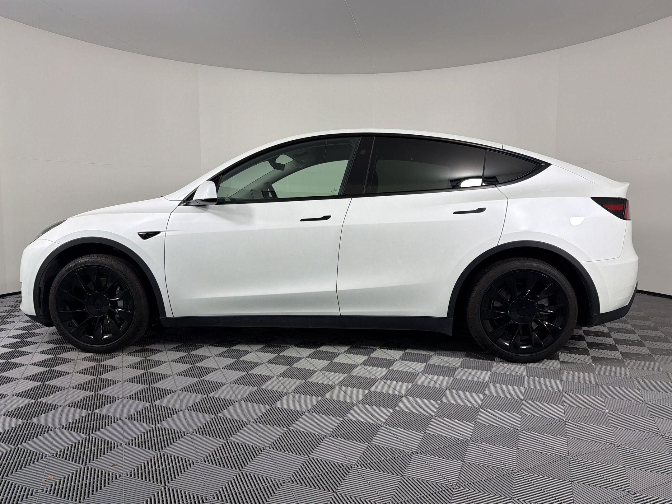 Model Y Base SUV
