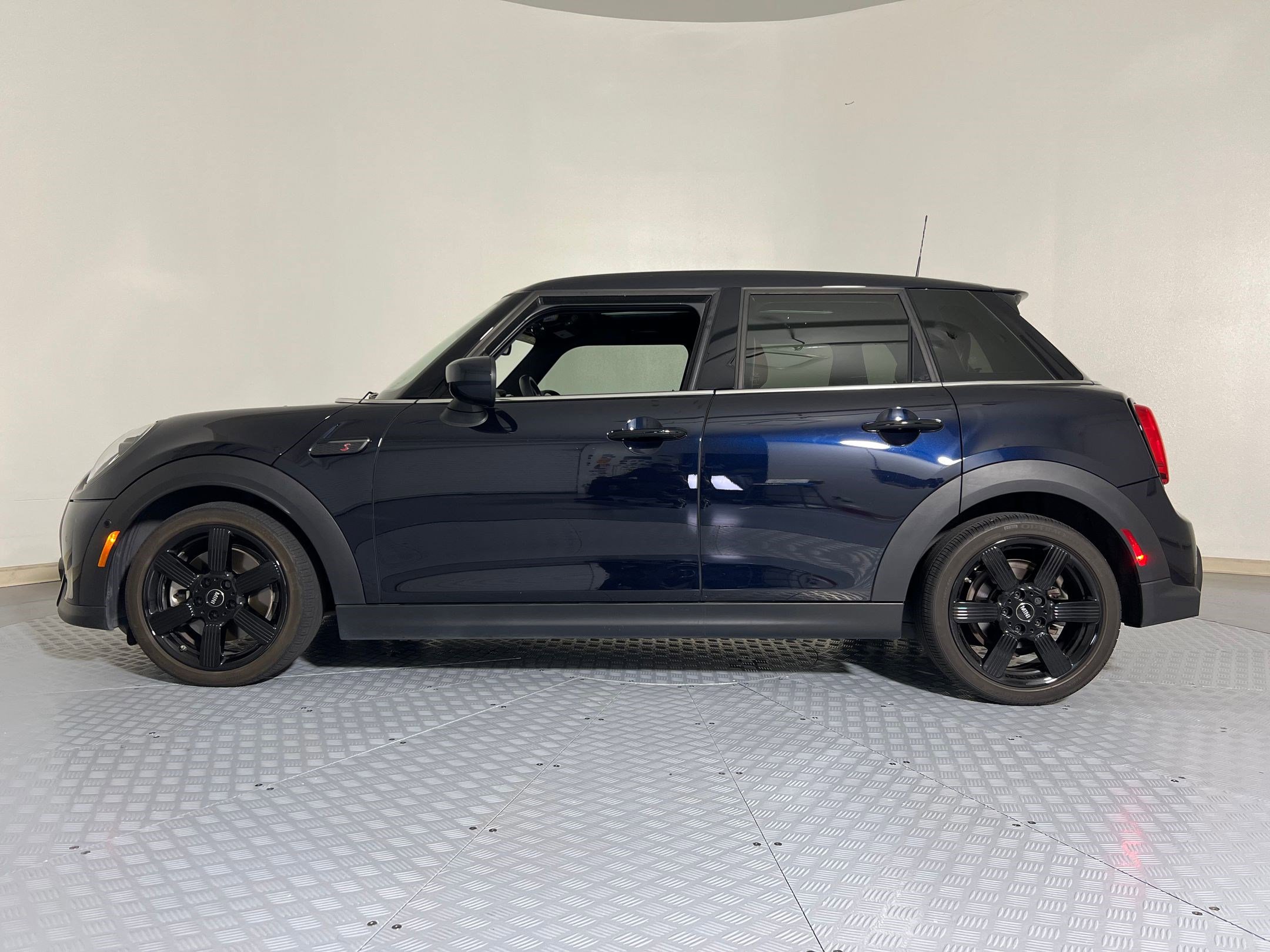 2024 Mini Cooper 4 Door Hardtop S photo 2