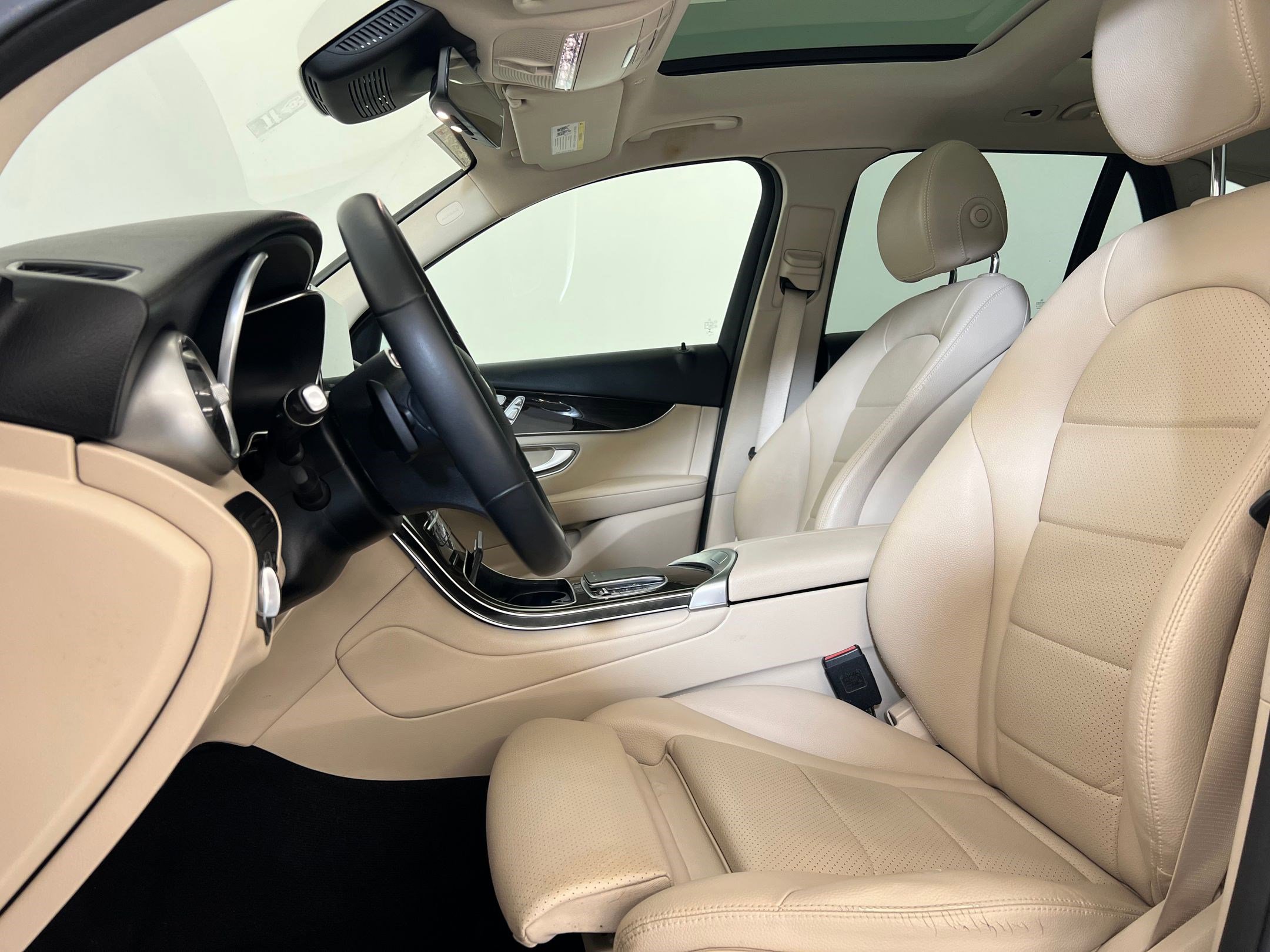 2022 Mercedes Benz GLC 300 photo 3