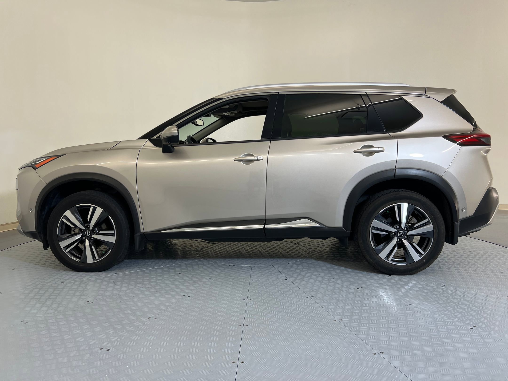 2023 Nissan Rogue Platinum photo 2