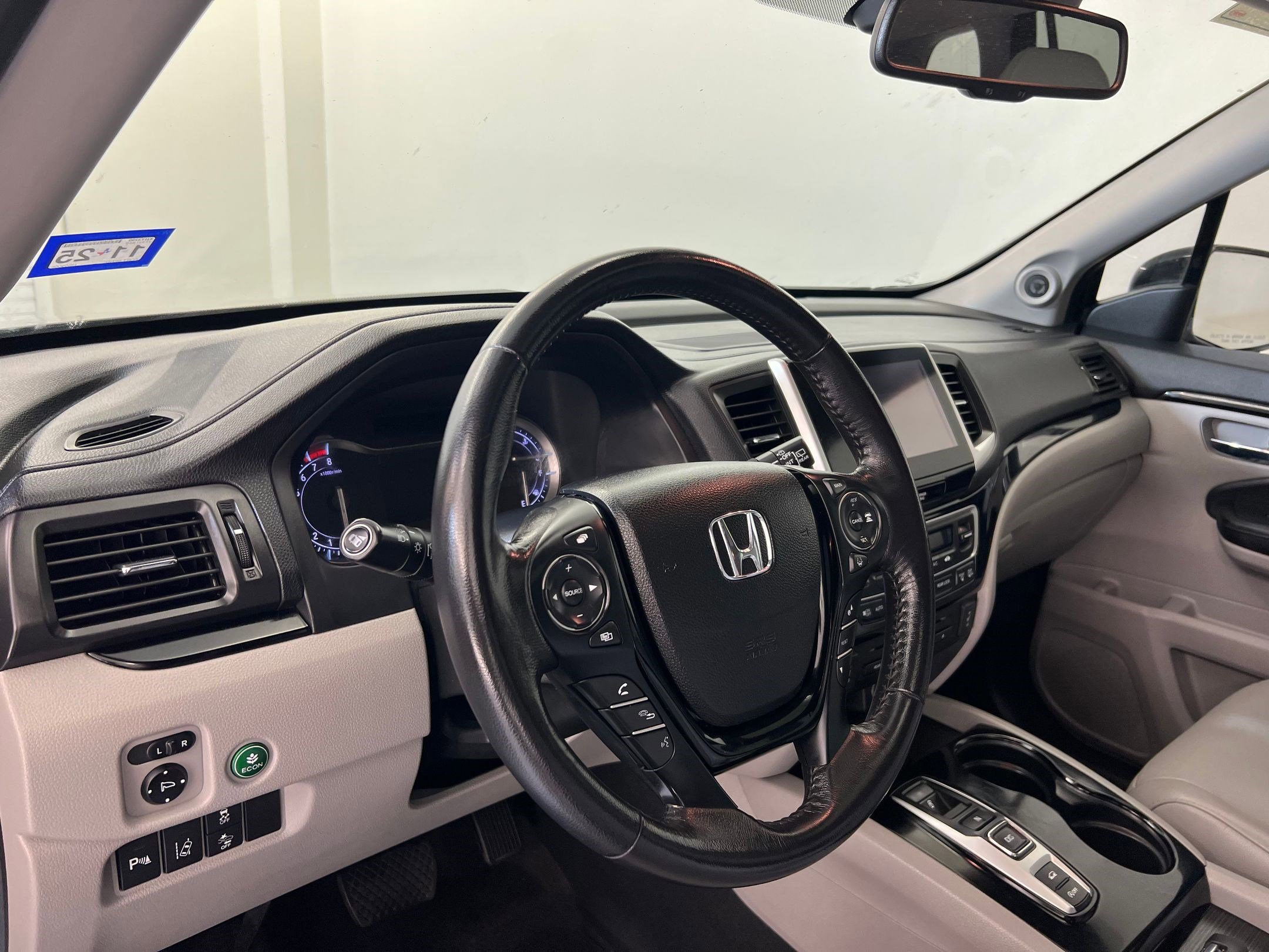 2017 Honda Pilot Touring photo 2