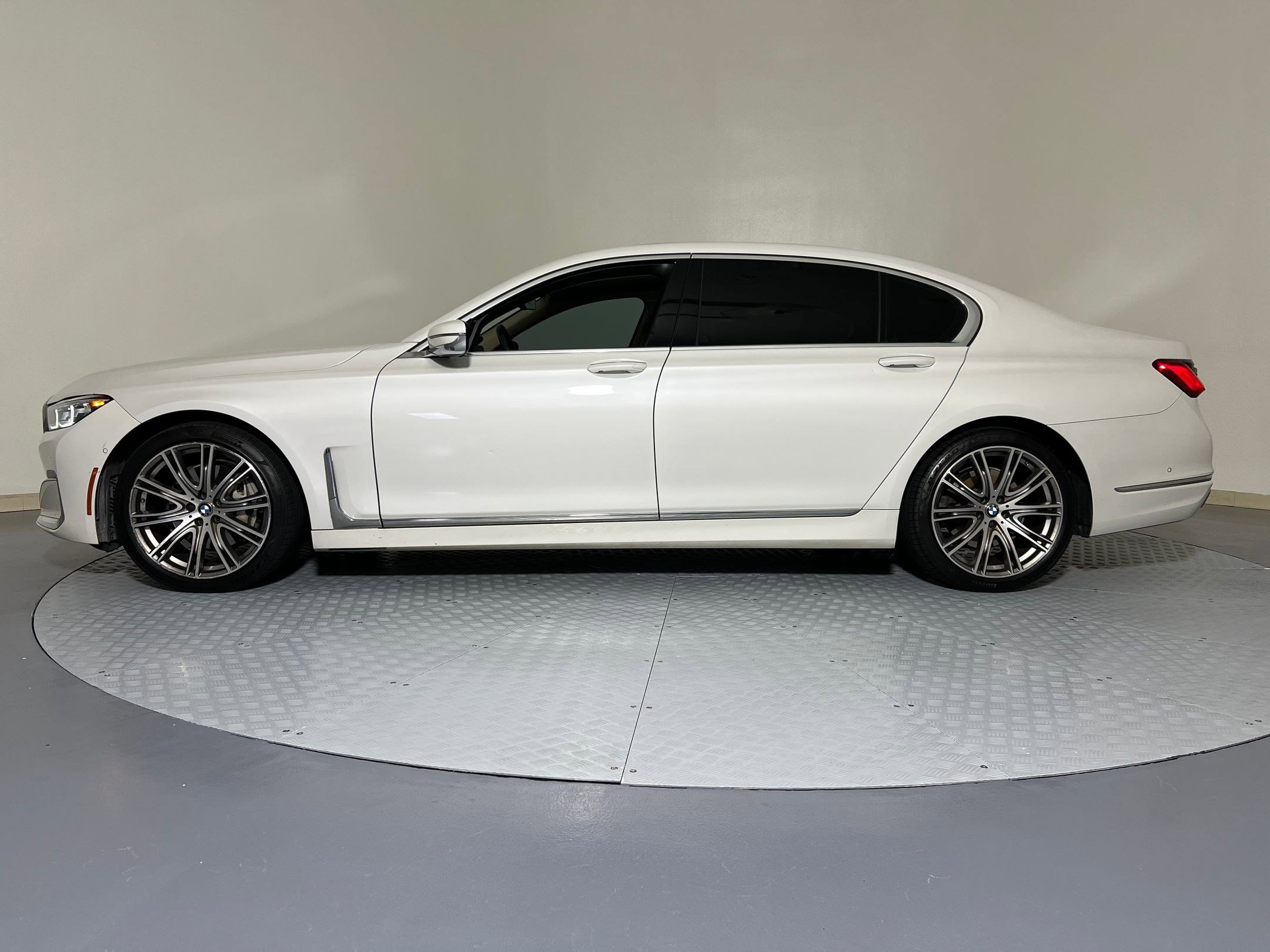 2022 Bmw 740i photo 2