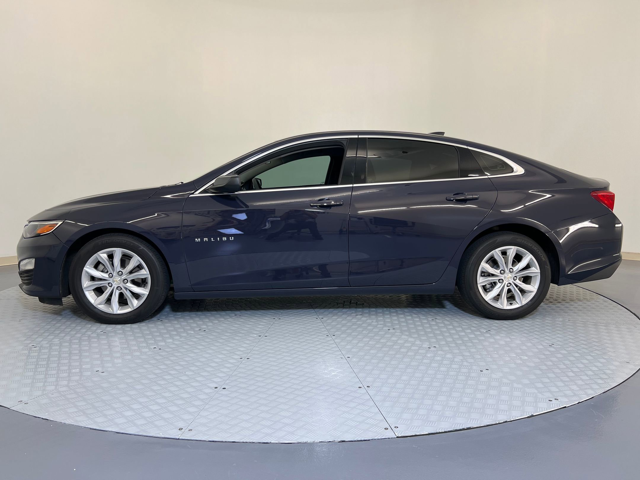 2025 Chevrolet Malibu 1LT photo 2