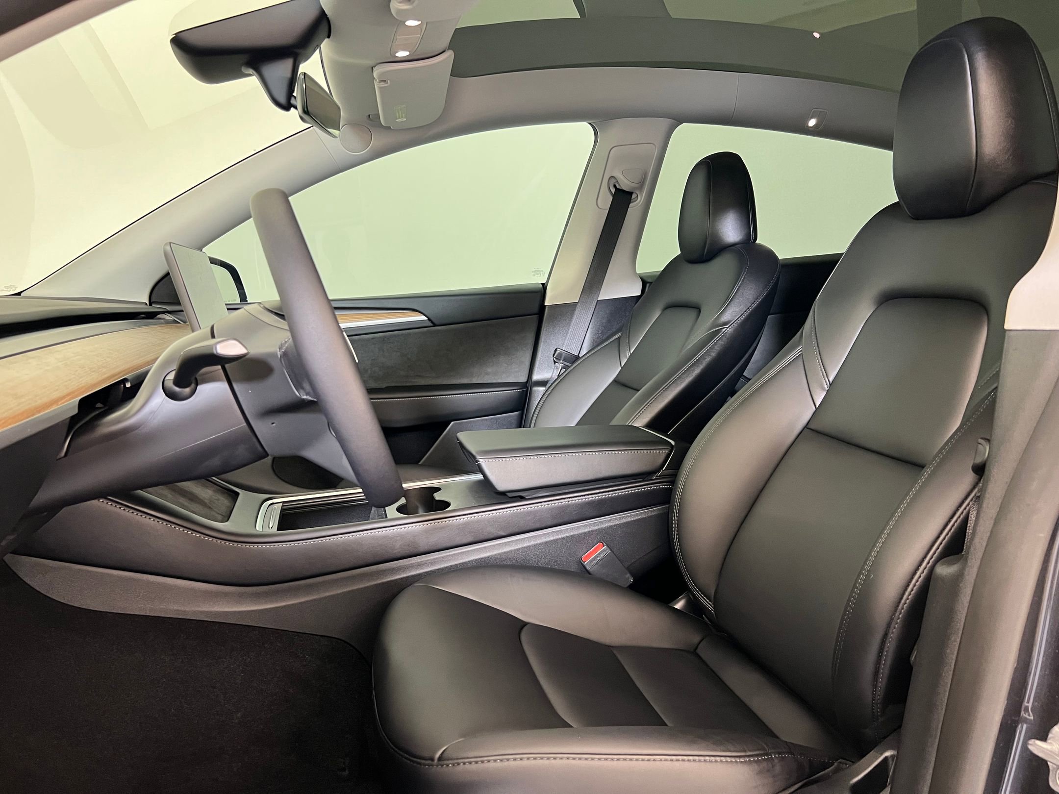 2024 Tesla Model Y Long Range photo 4