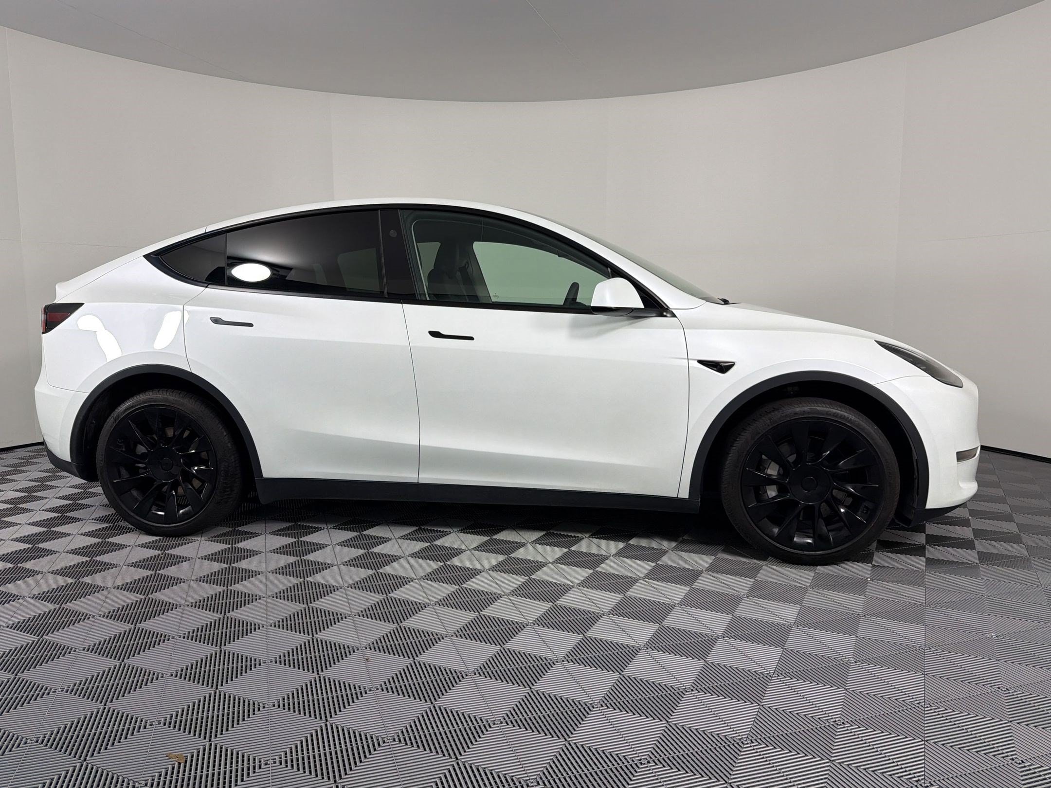 Model Y Base SUV