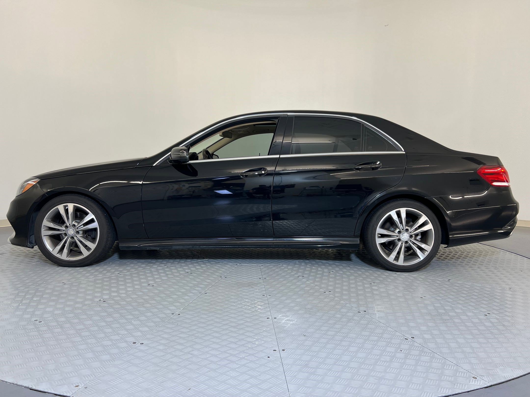 2014 Mercedes Benz E 350 Sedan photo 2