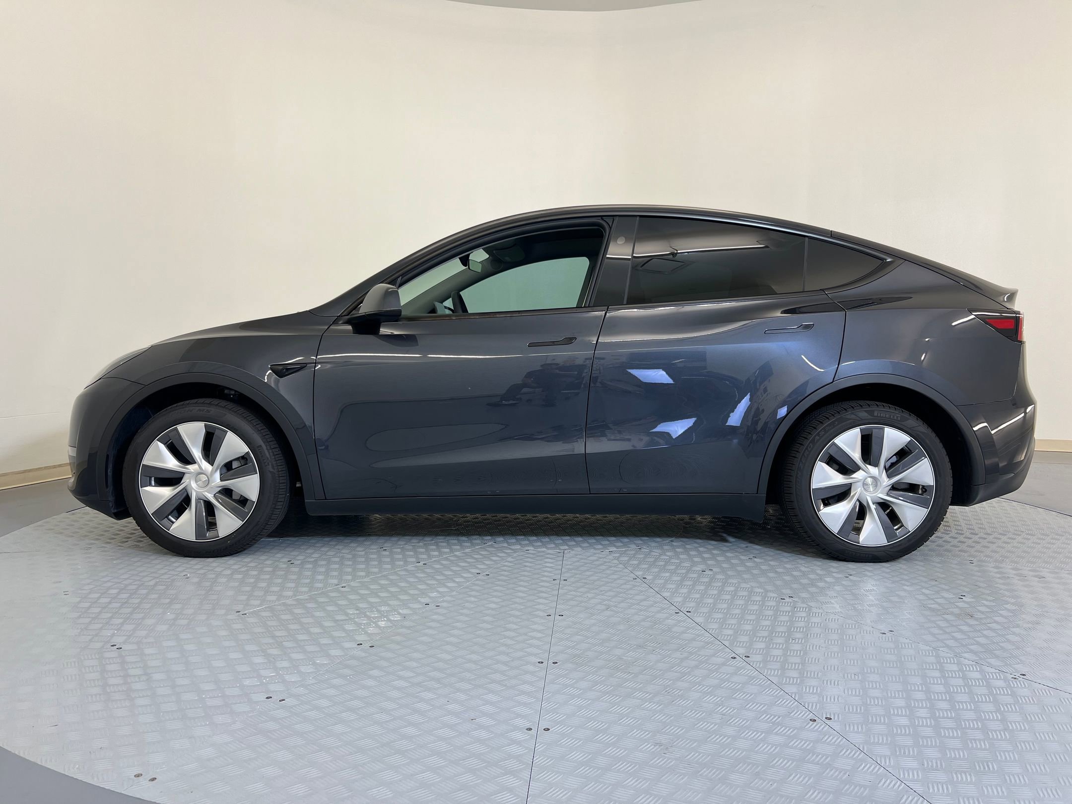 2024 Tesla Model Y Long Range photo 2
