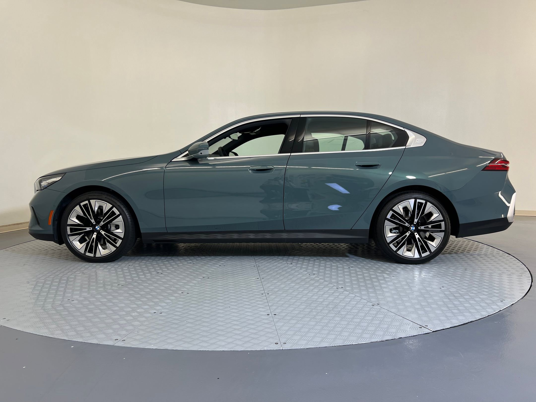 2025 Bmw 530i photo 2