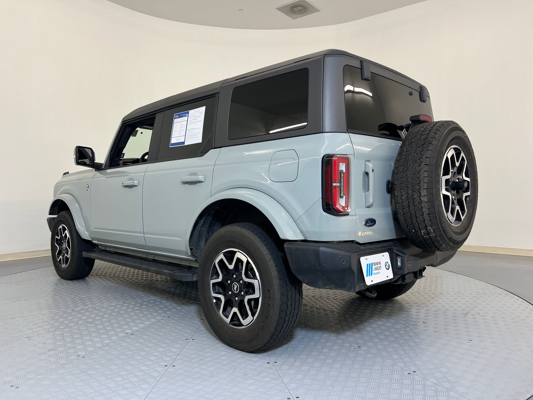 2022 Ford Bronco Outer Banks photo 3