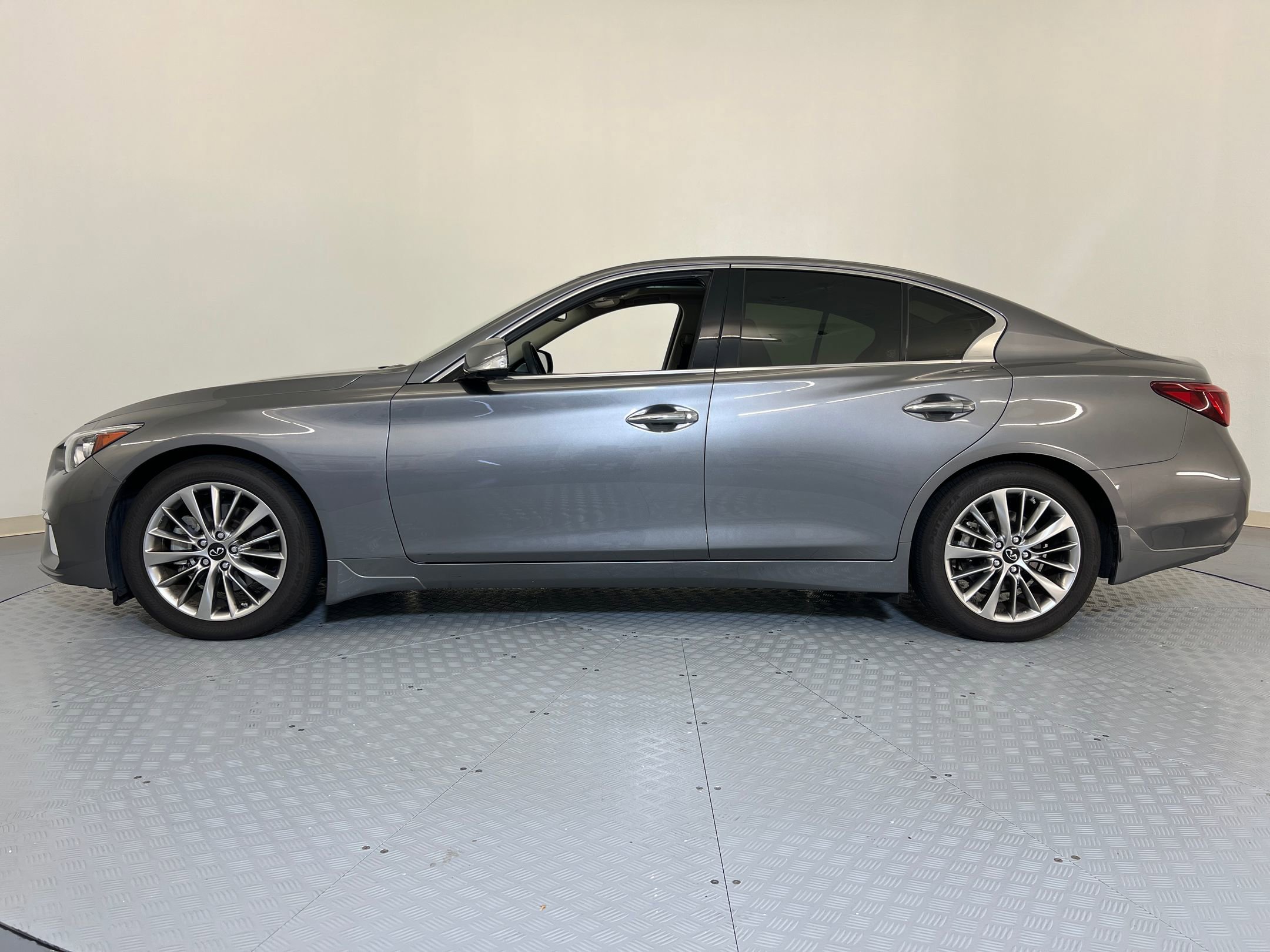 2024 Infiniti Q50 LUXE photo 2