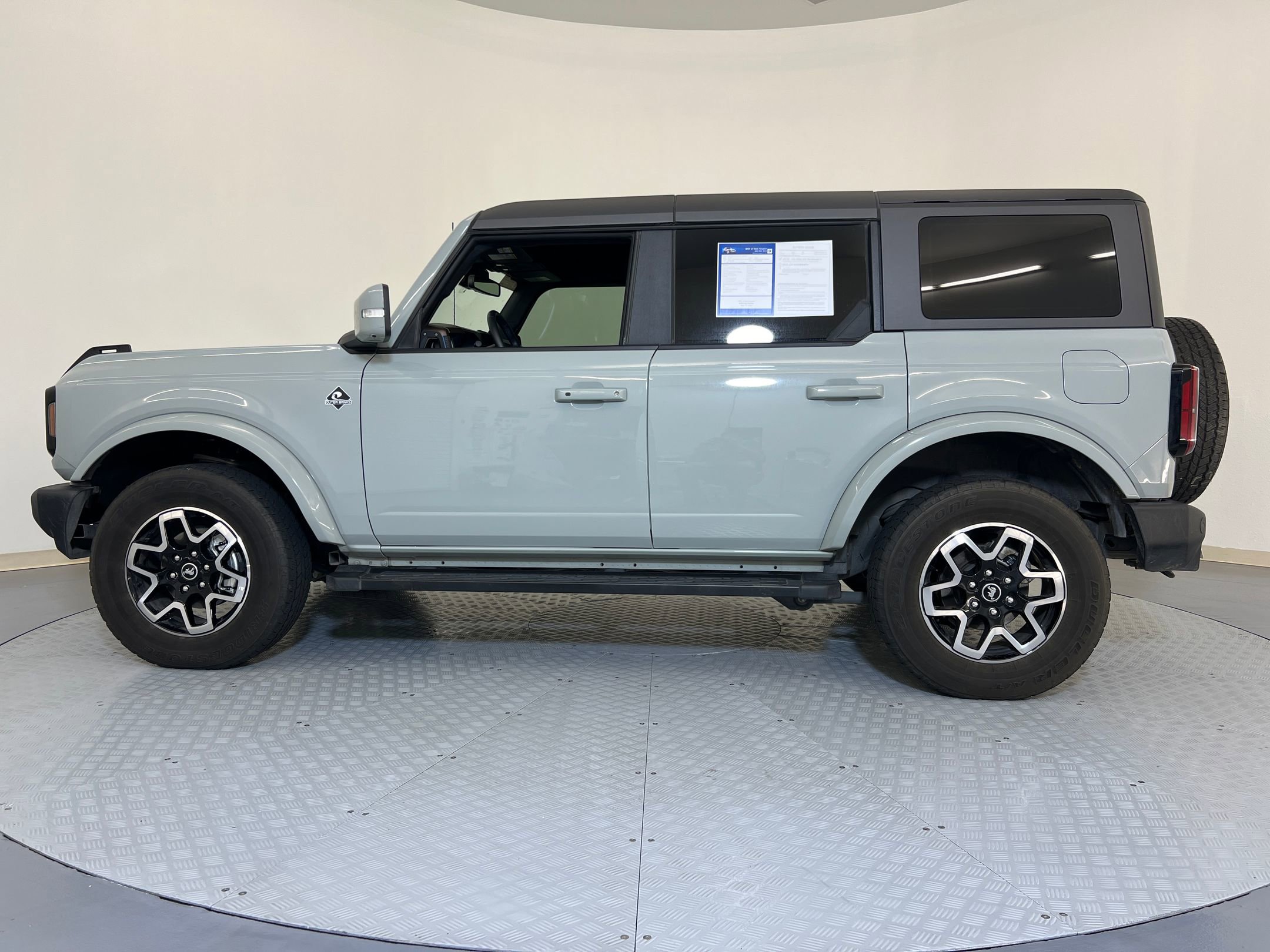 2022 Ford Bronco Outer Banks photo 2