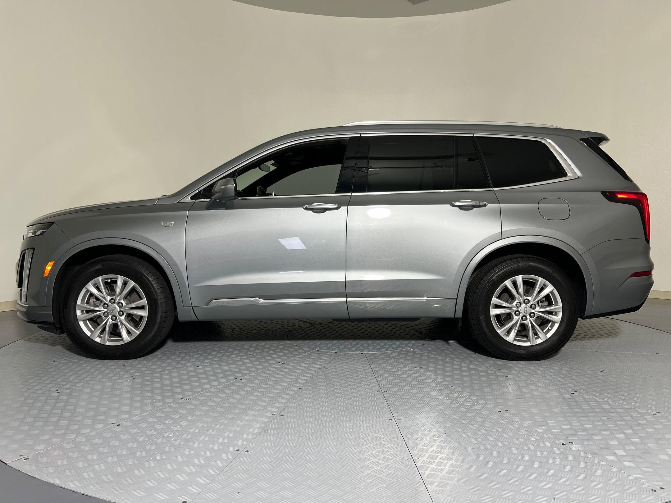 2023 Cadillac XT6 Luxury photo 2