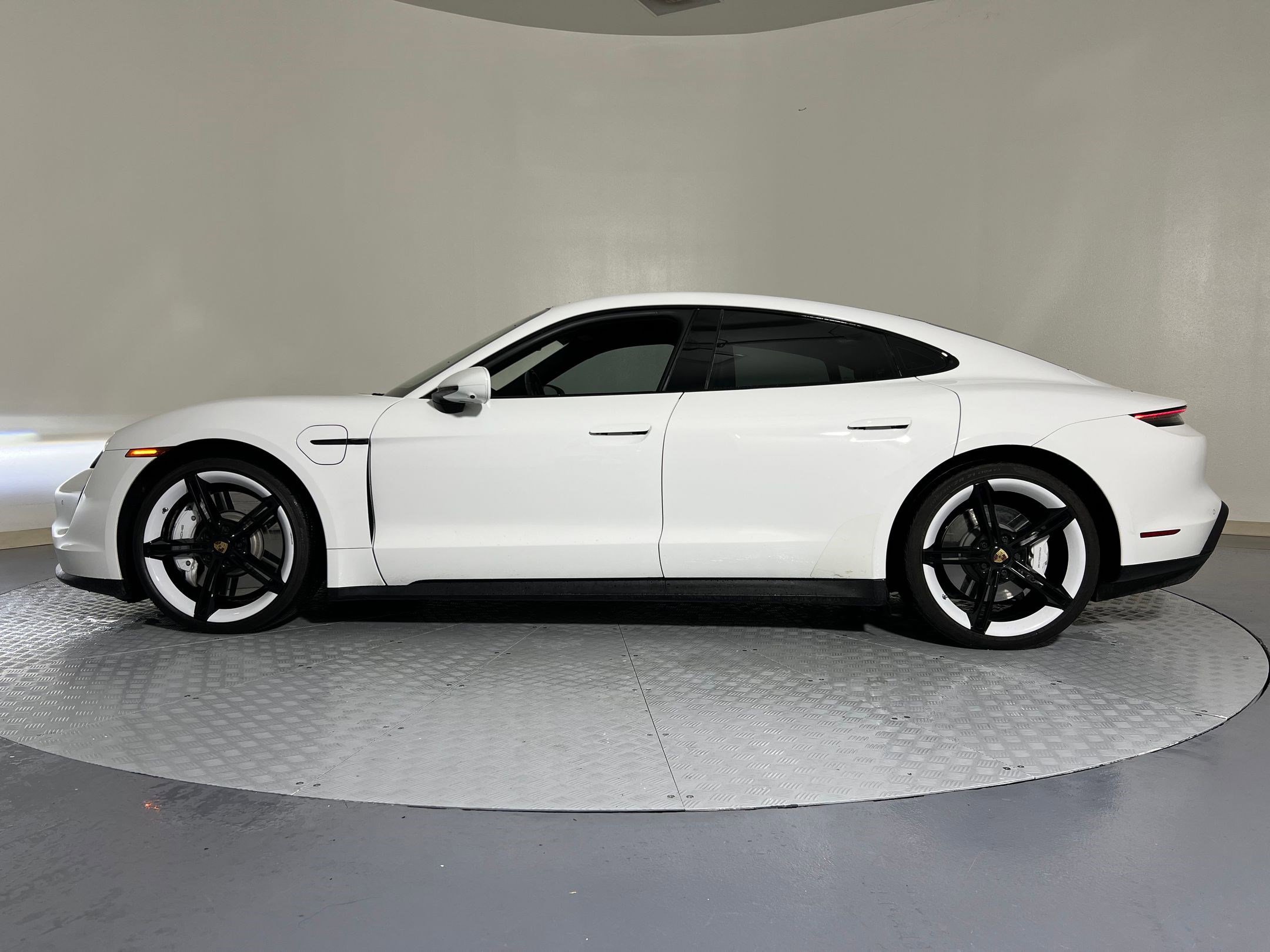 2022 Porsche Taycan photo 2