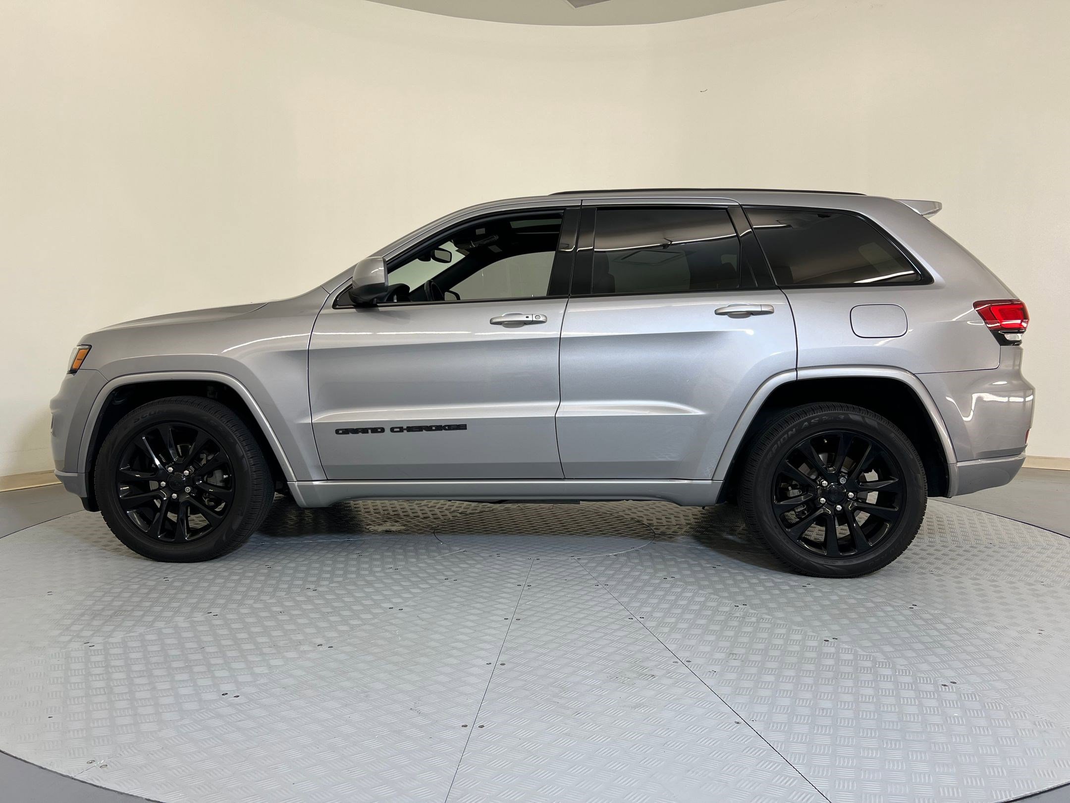 2020 Jeep Grand Cherokee Altitude photo 2