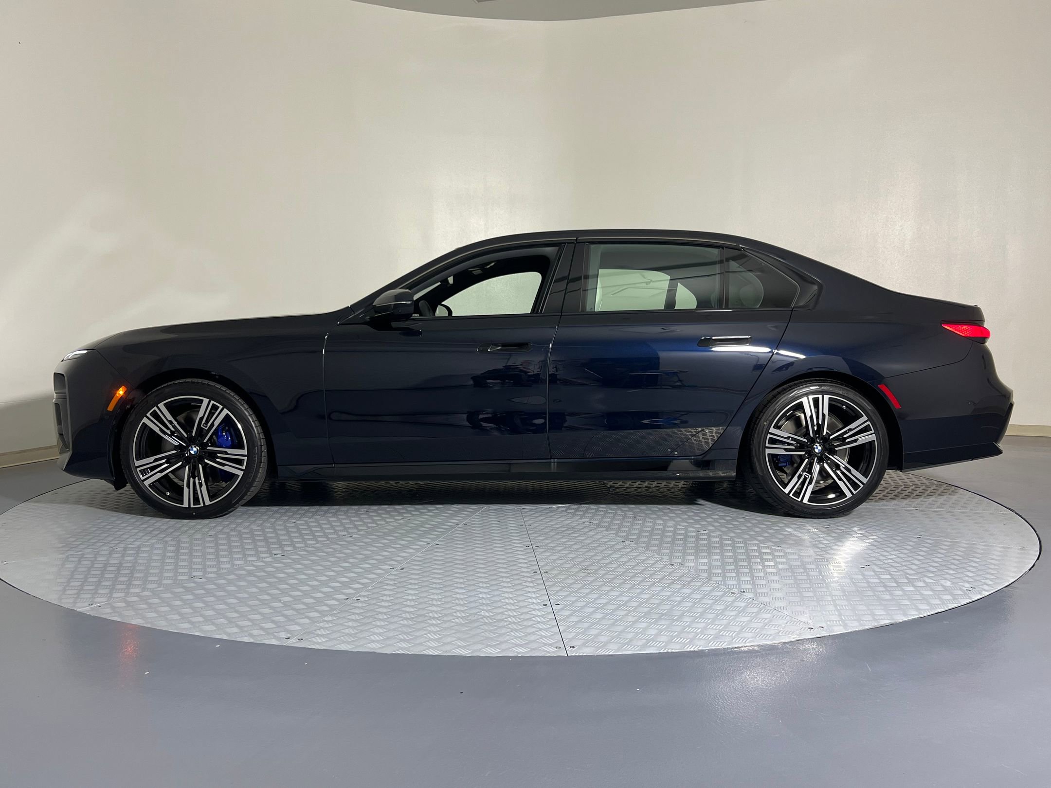 2026 Bmw 740i photo 2