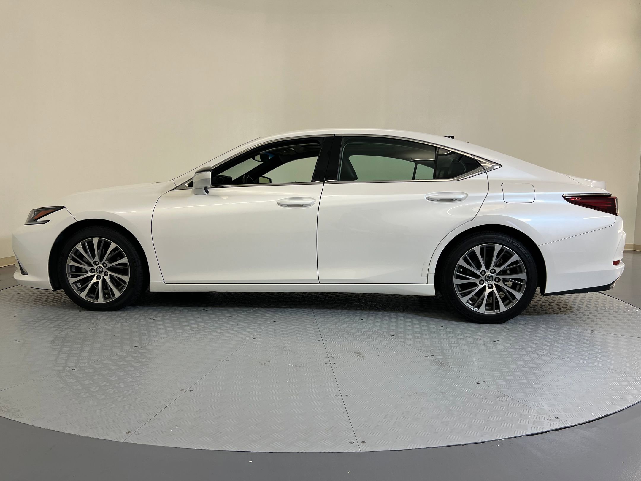 2019 Lexus ES 350 Premium photo 2