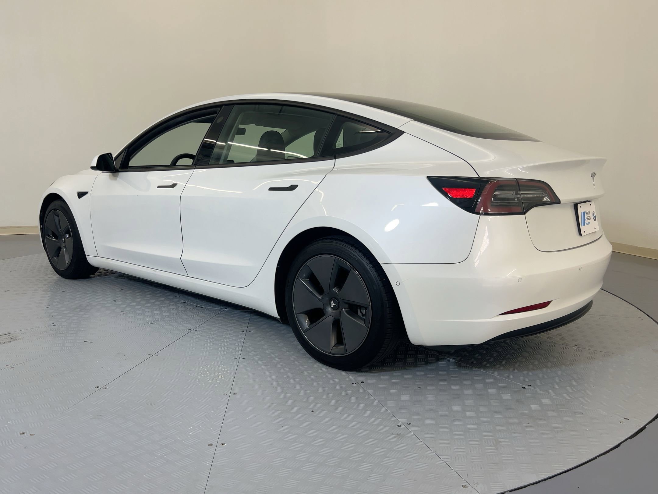 2021 Tesla Model 3 Standard Range Plus photo 3