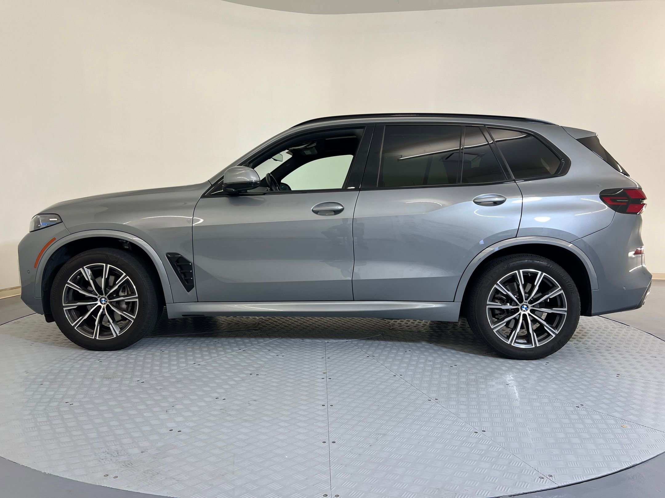 2025 Bmw X5 sDrive40i photo 2