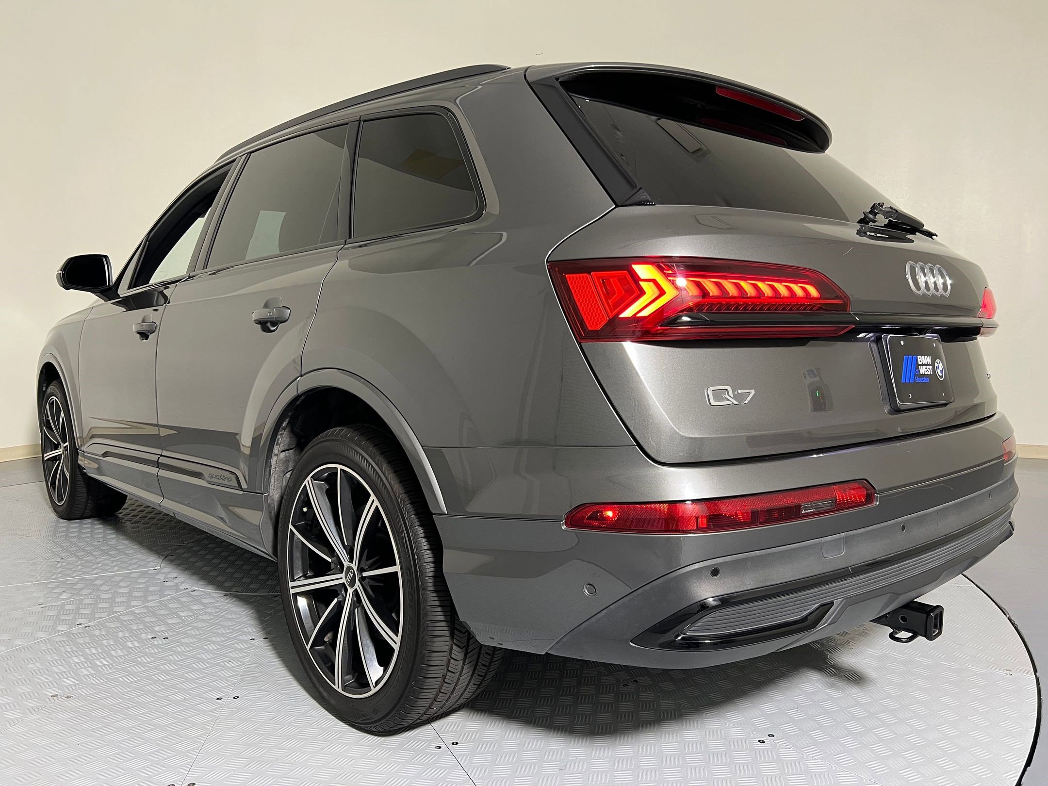 2022 Audi Q7 55 Premium Plus photo 2