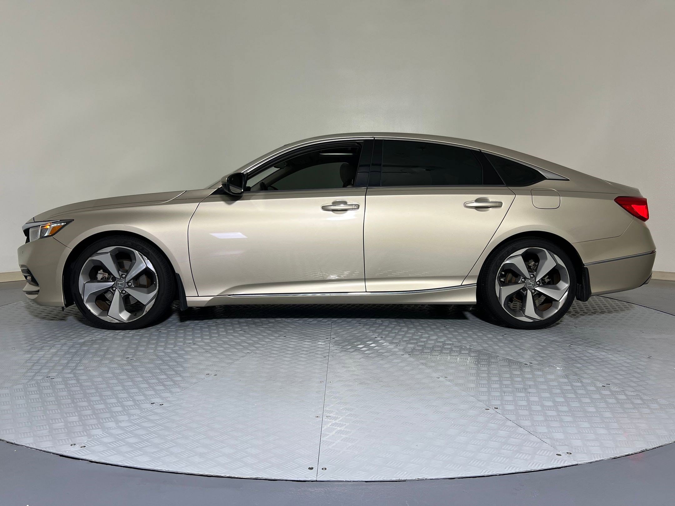 2018 Honda Accord Touring photo 2