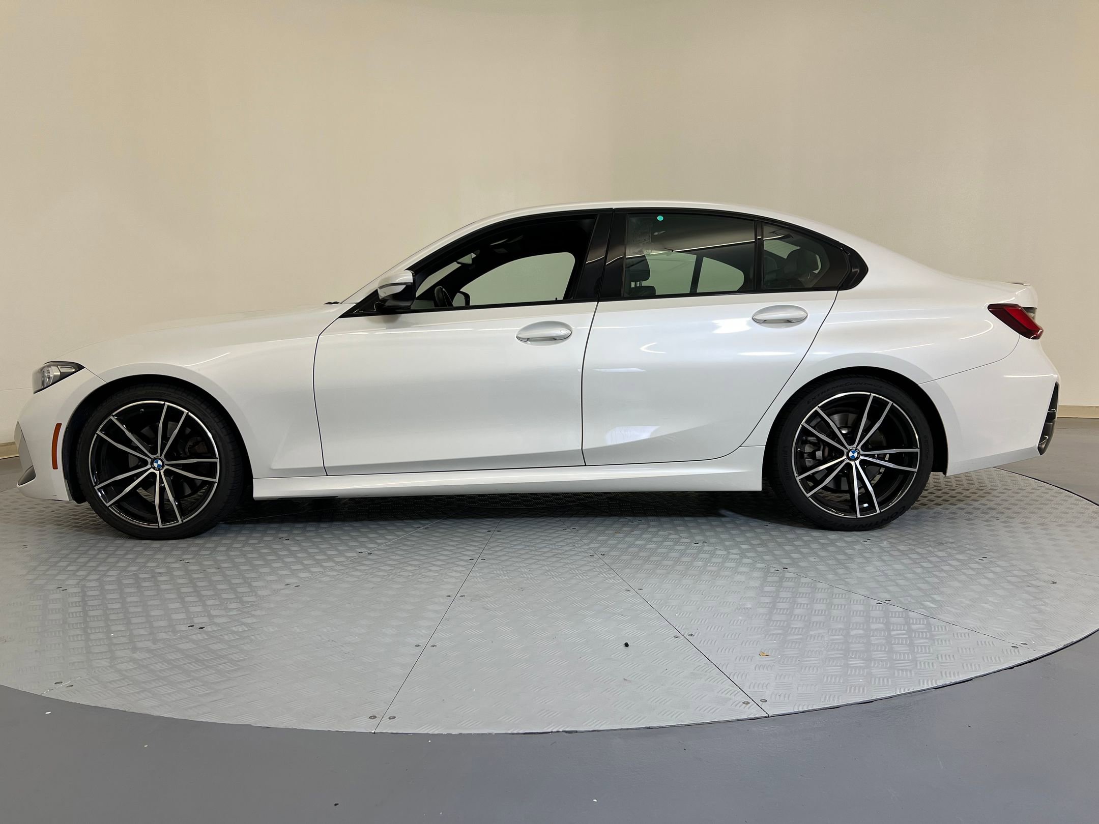 2024 Bmw 330i photo 2