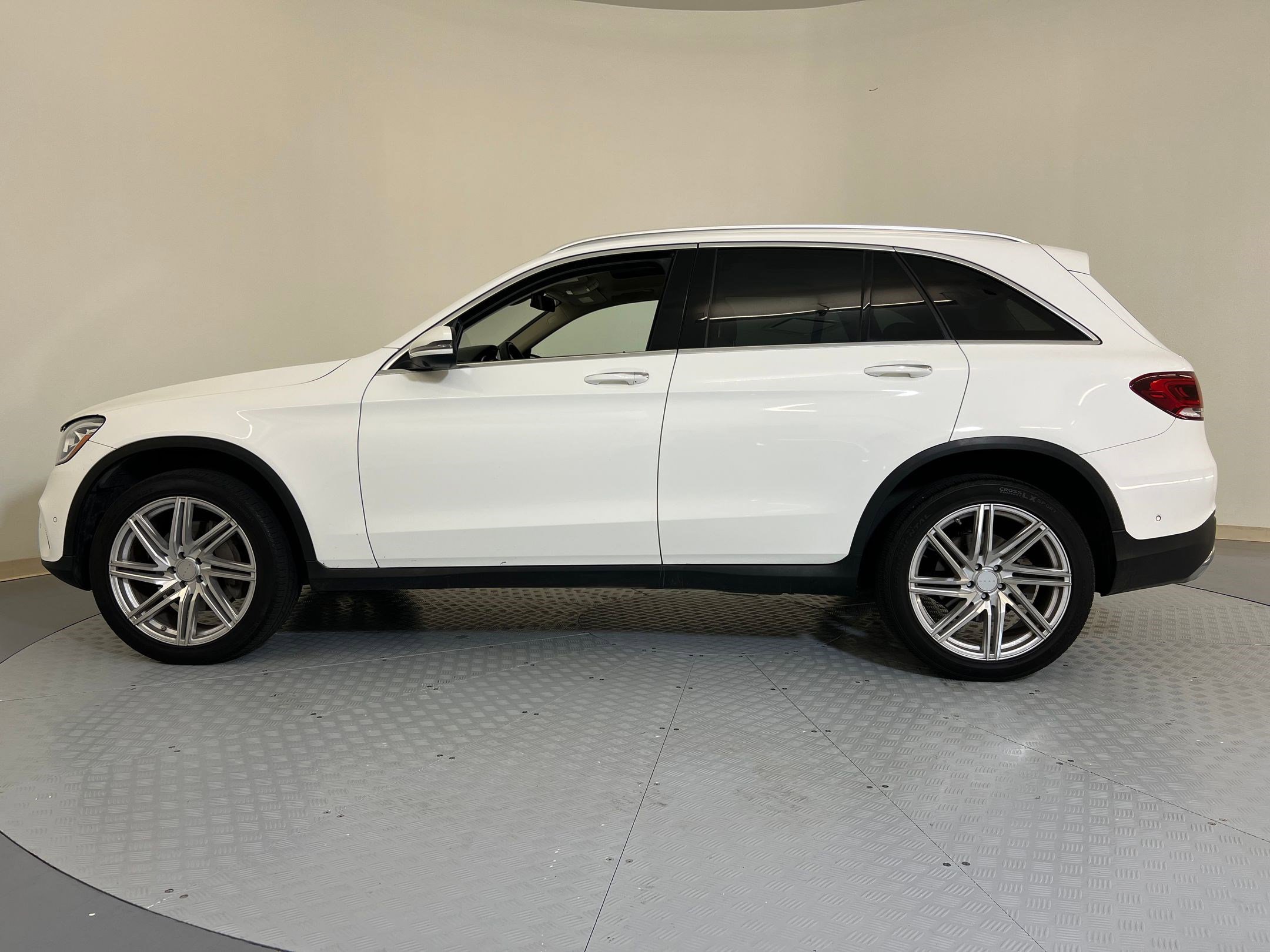 2022 Mercedes Benz GLC 300 photo 2