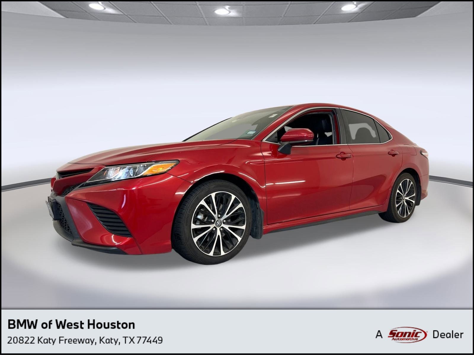 2020 Toyota Camry SE's photo