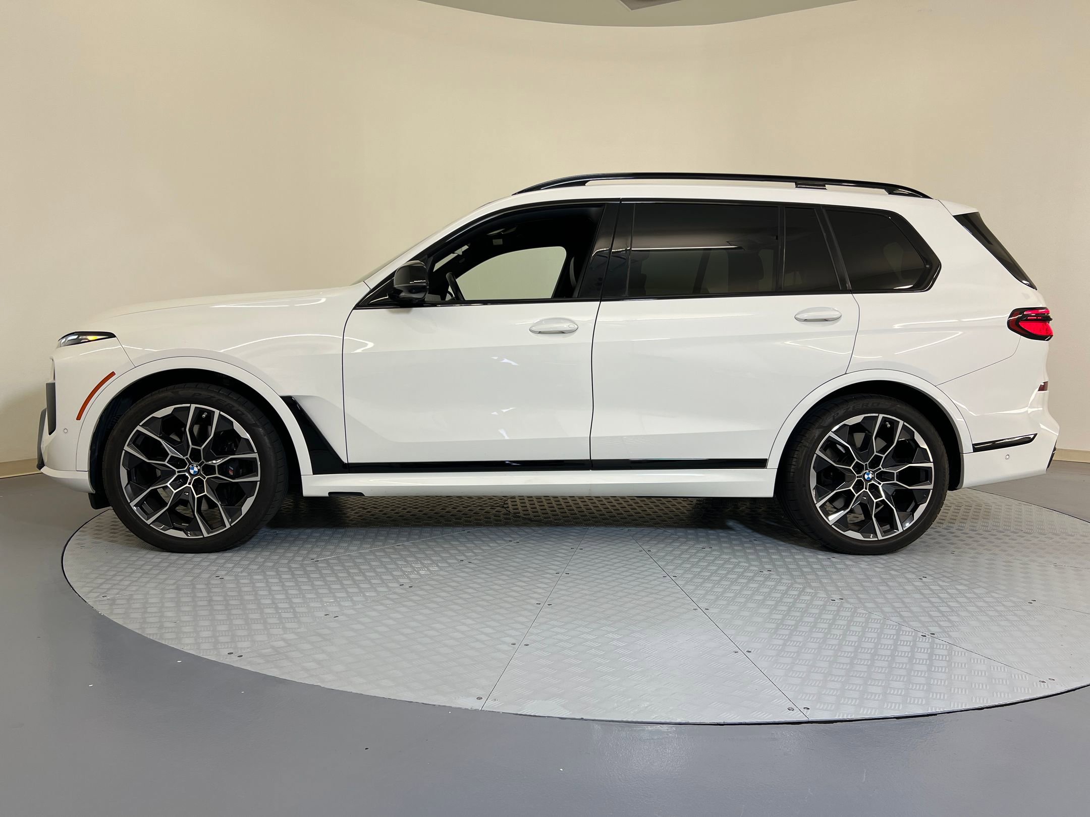 2023 Bmw X7 M60i photo 2