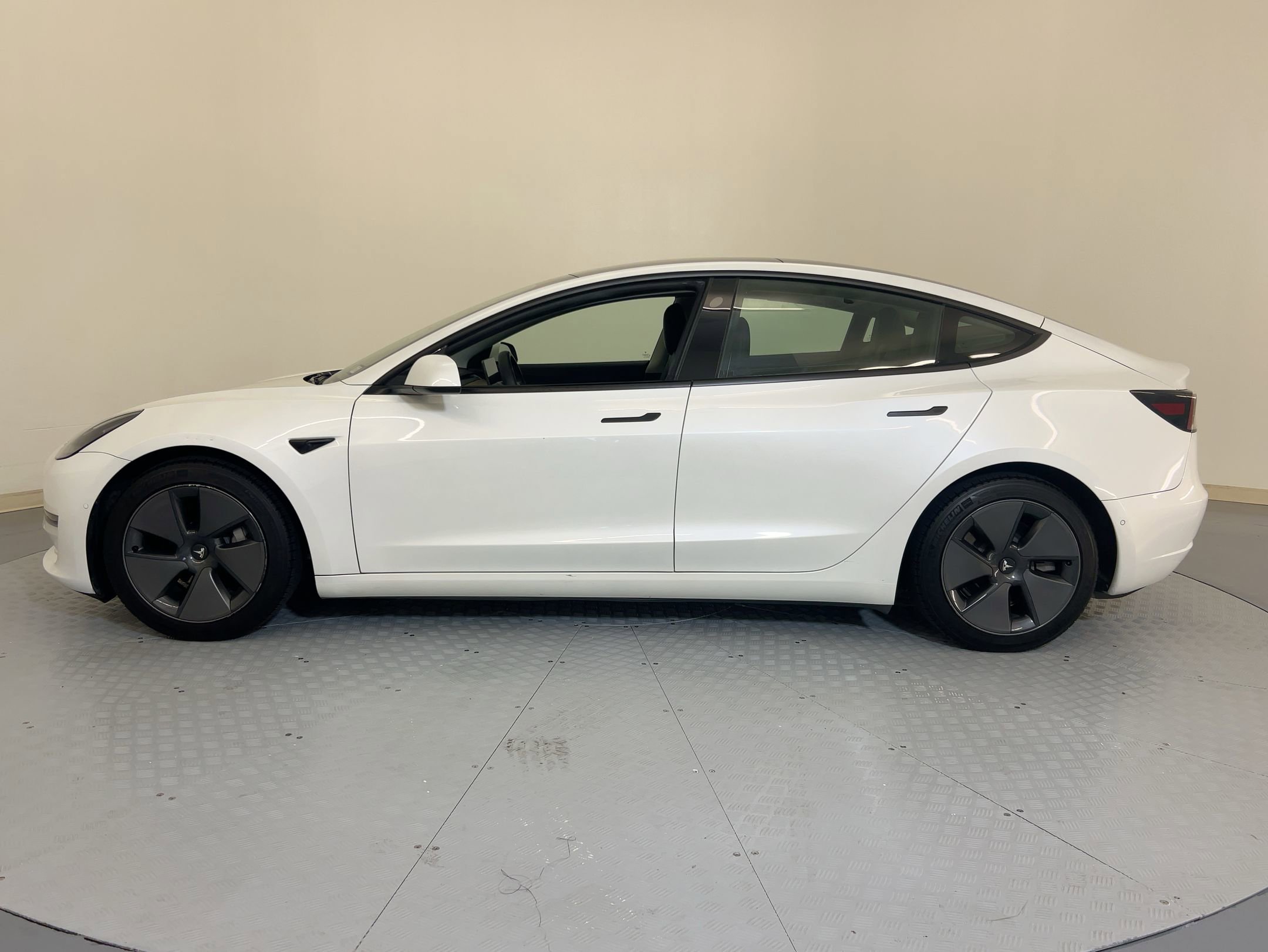 2021 Tesla Model 3 Standard Range Plus photo 2