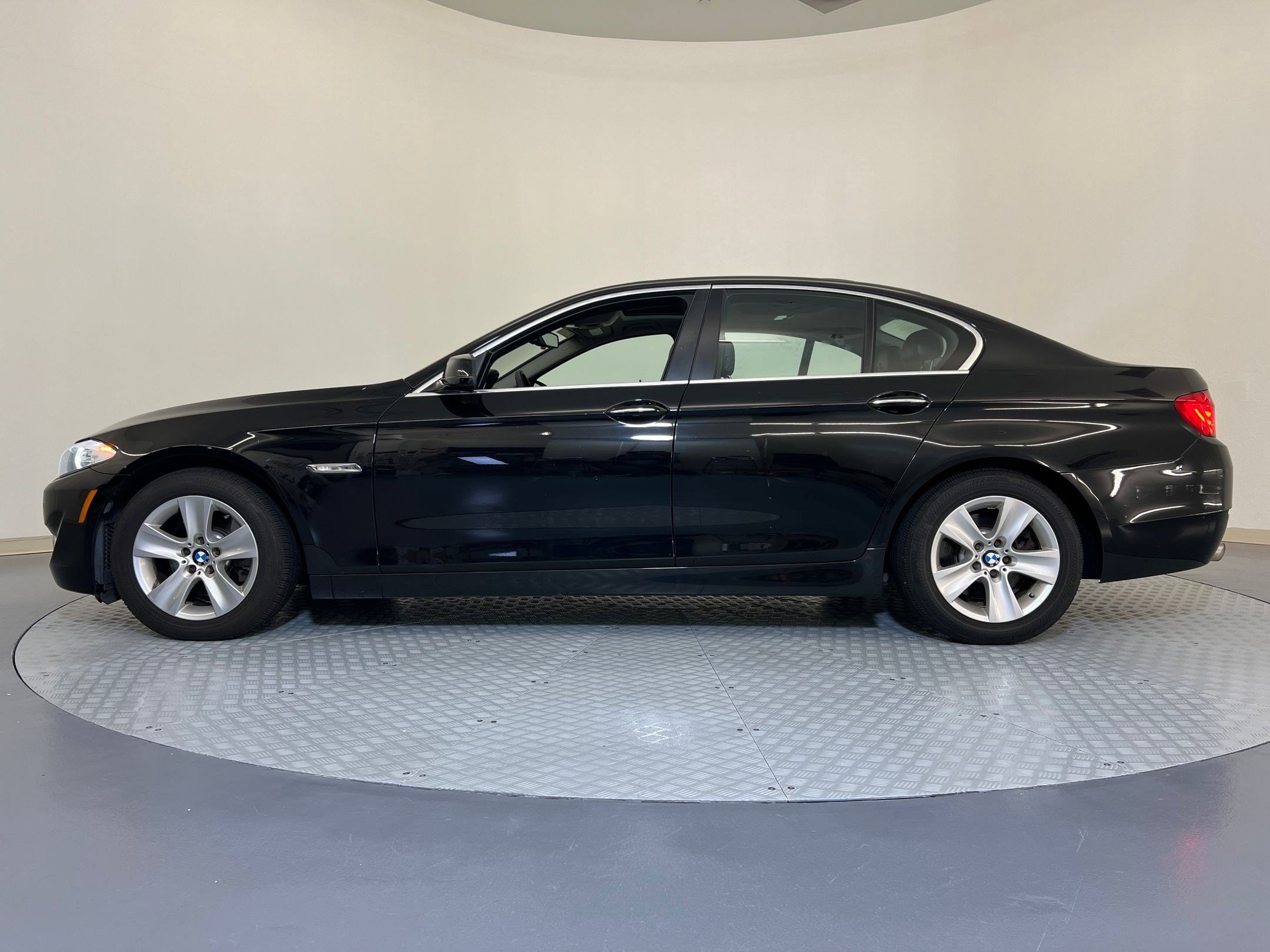 Used 2013 BMW 5 Series 528i with VIN WBAXH5C54DD108810 for sale in Katy, TX